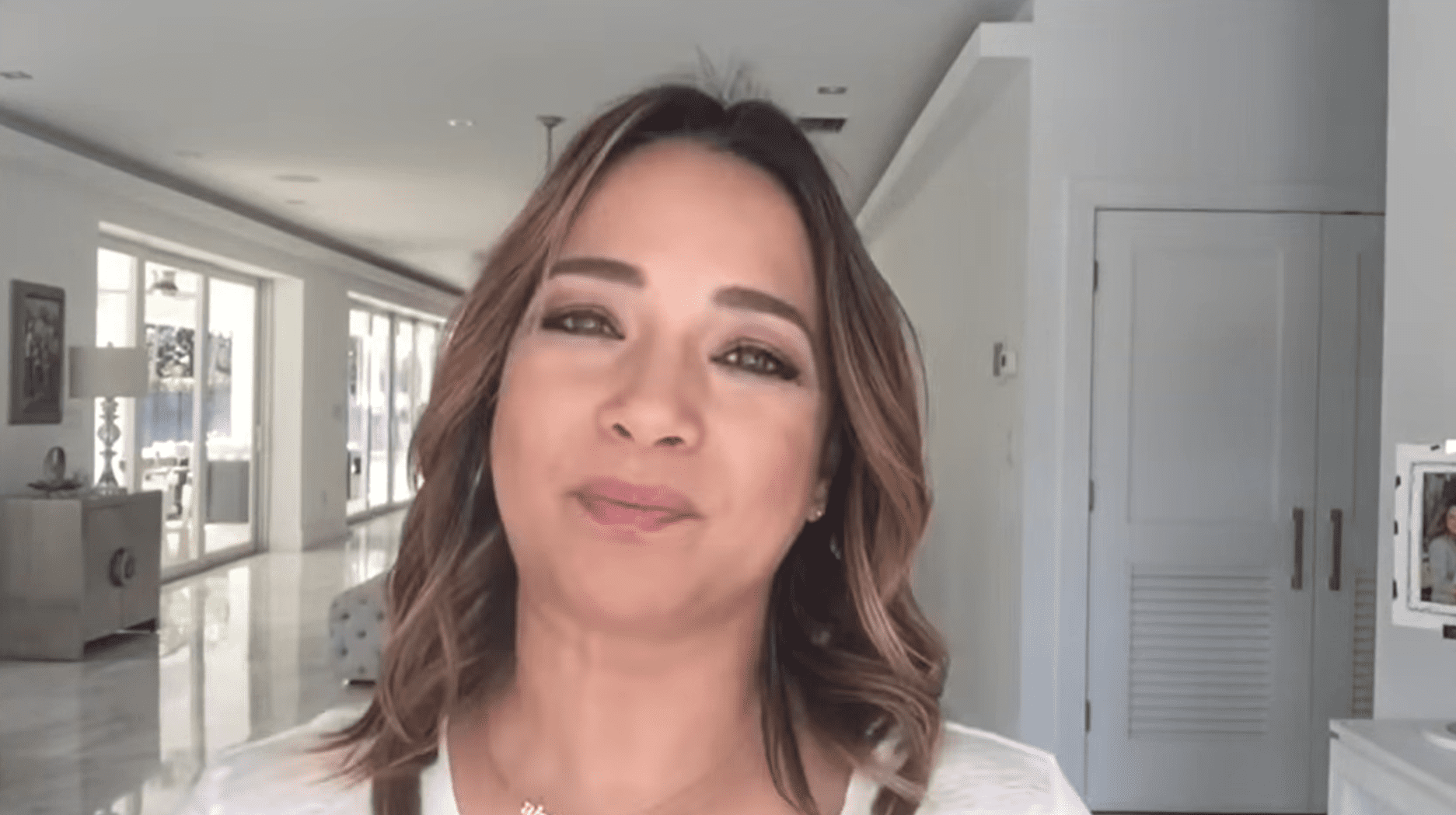 Adamari López en su luminosa casa. | Foto: Youtube/Mamás Latinas