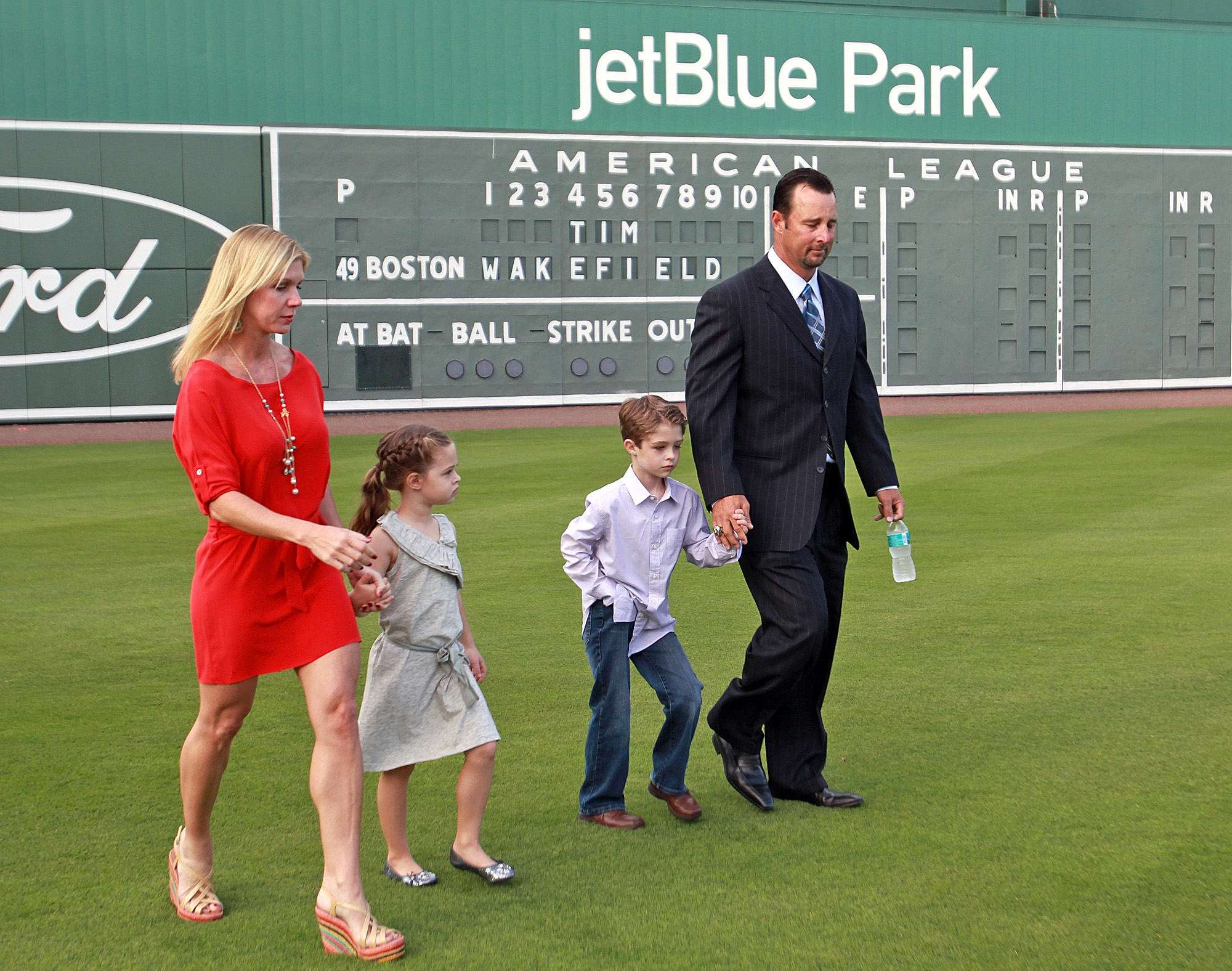 Tim Wakefield, Stacy Wakefield, and their kids, 2012 | Source: Getty Images