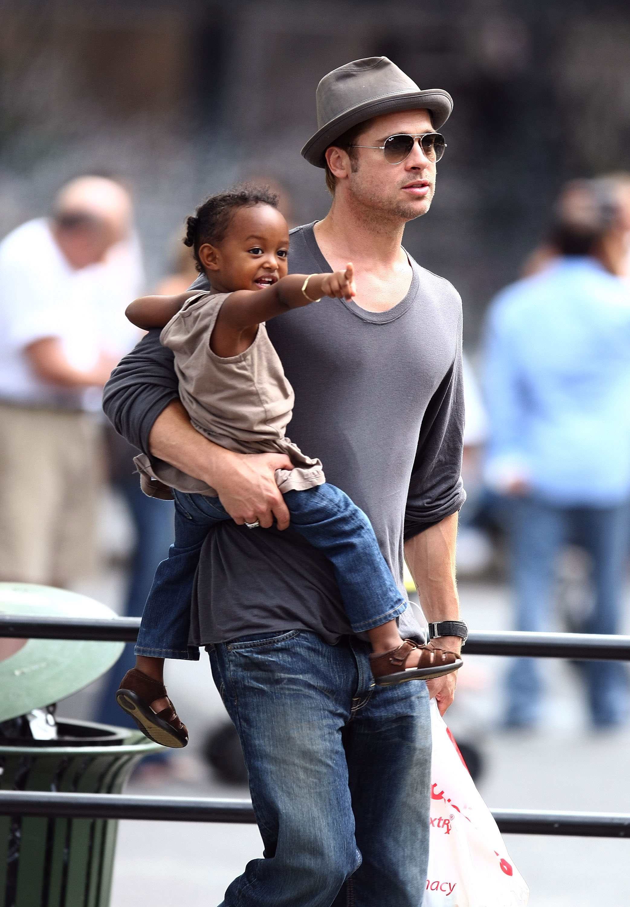 Brad Pitt and his daughter Zahara Jolie-Pitt spotted at a playground in New York City on August 26, 2007 | Source: Getty Images