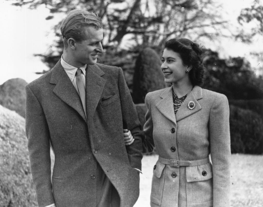 Elizabeth et le prince Philip, duc d'Édimbourg profitant d'une promenade pendant leur lune de miel à Broadlands, Romsey, Hampshire. | Photo : Getty Images