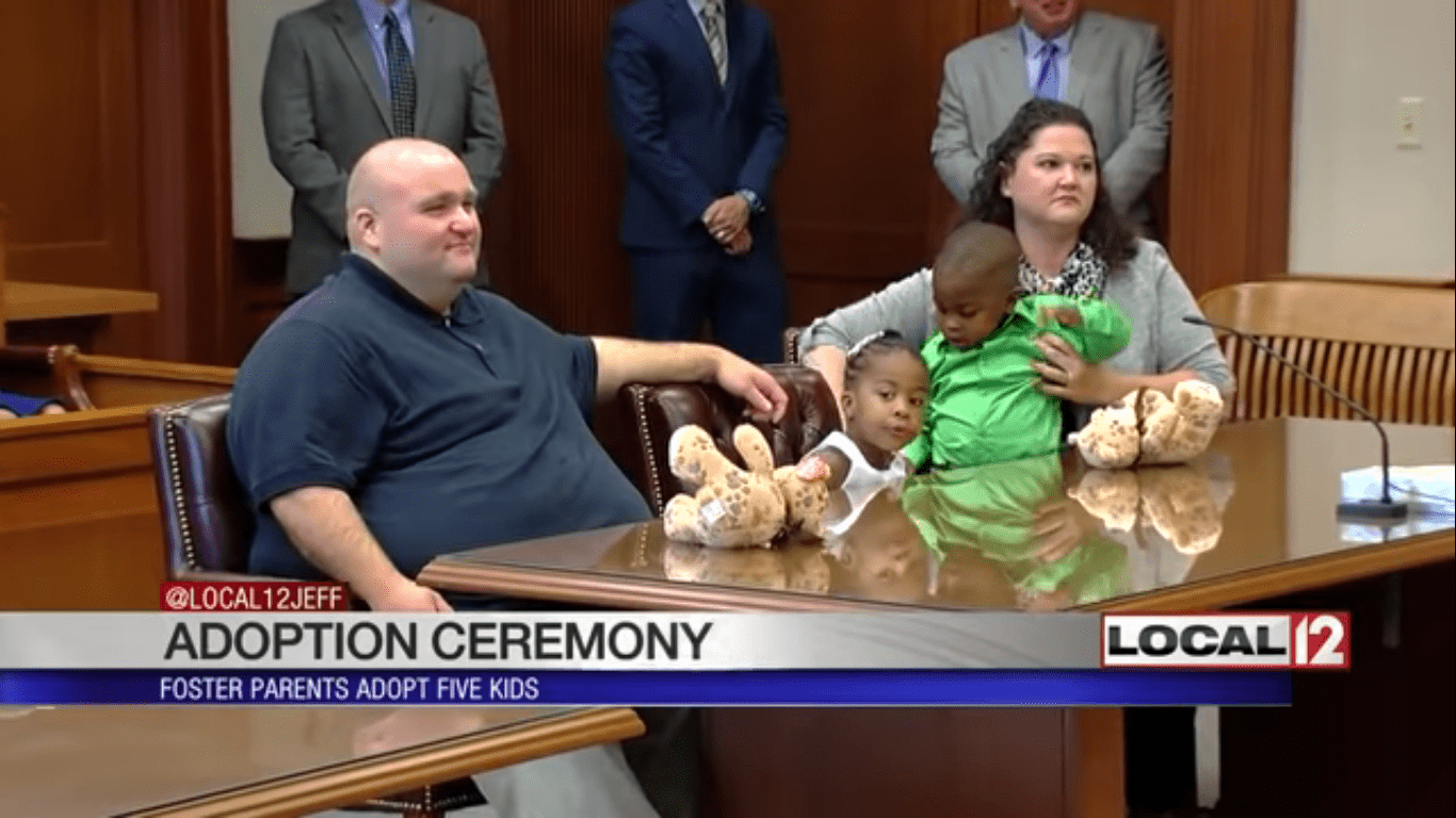  William and Julie Rom with Keyora, and KJ at the adoption ceremony | Photo :  youtube.com/LOCAL 12