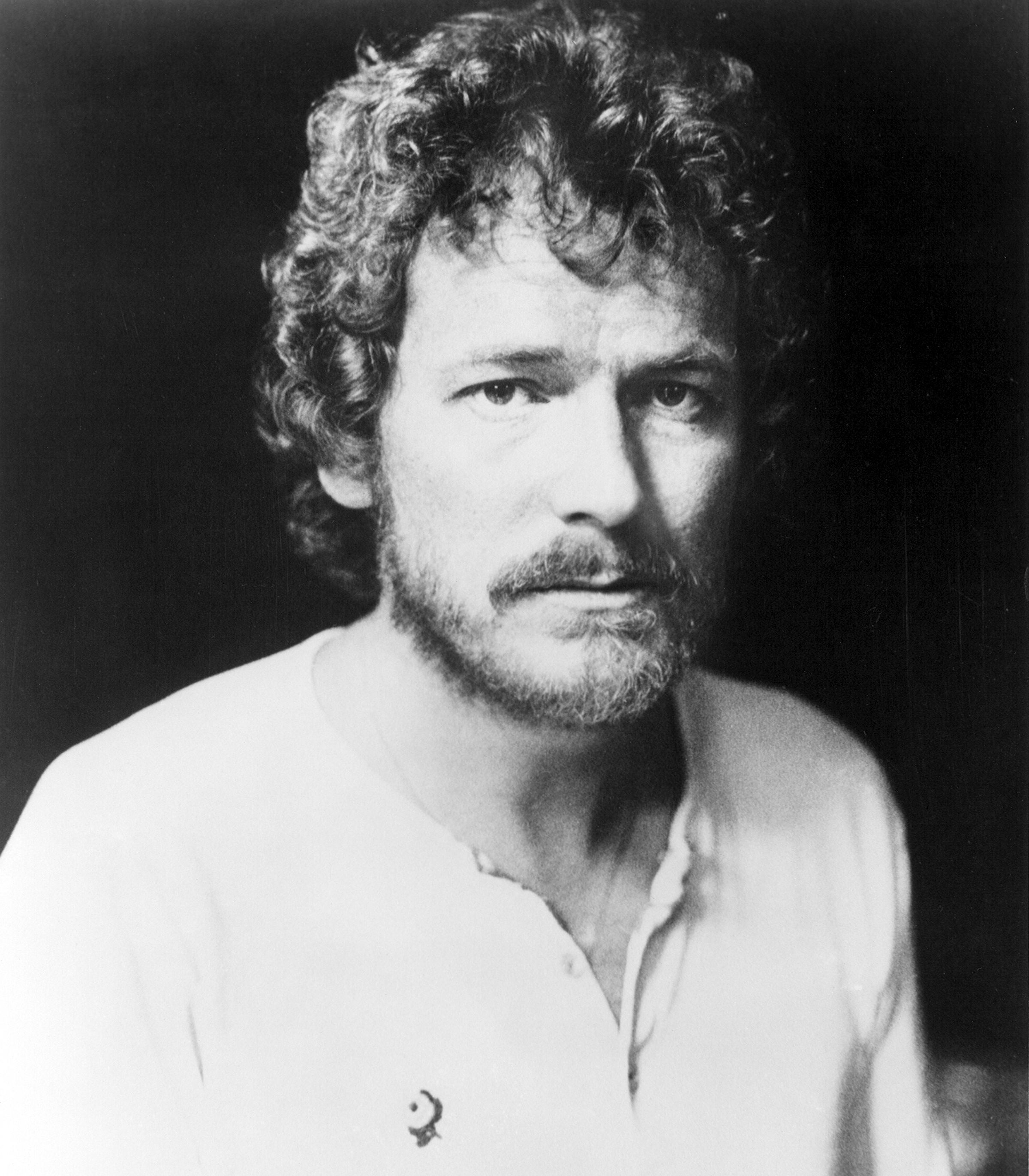 Gordon Lightfoot poses for a photo, circa 1974. | Source: Getty Images