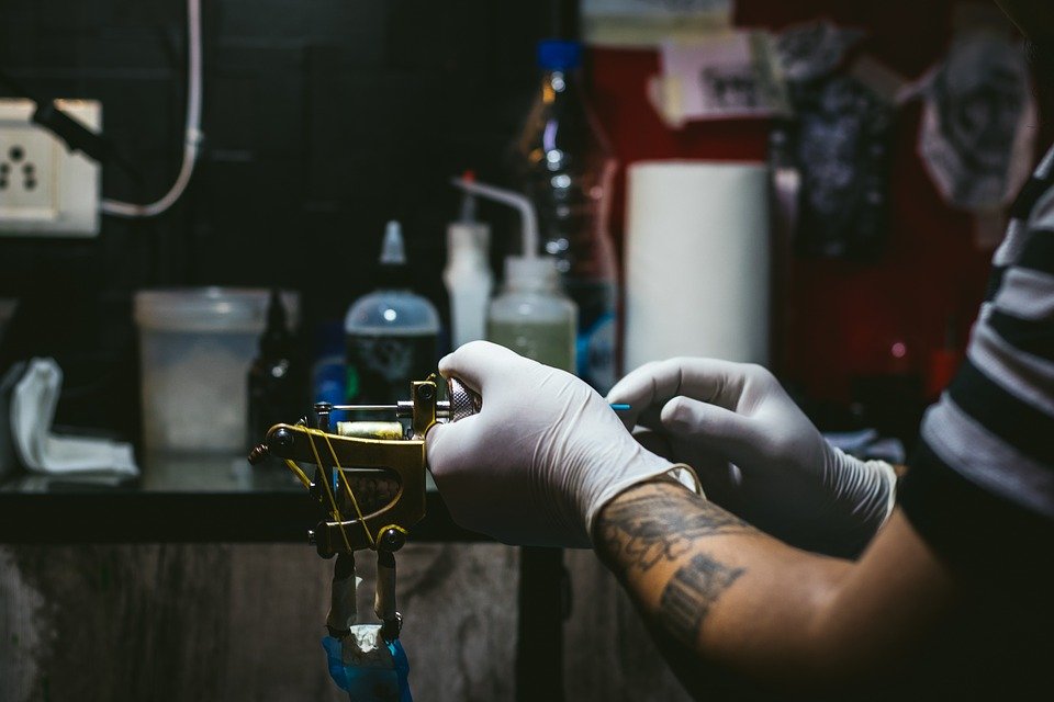 Tatoueur préparant ll Source : Pixabay Tatoueur préparant ll Source : Pixabay