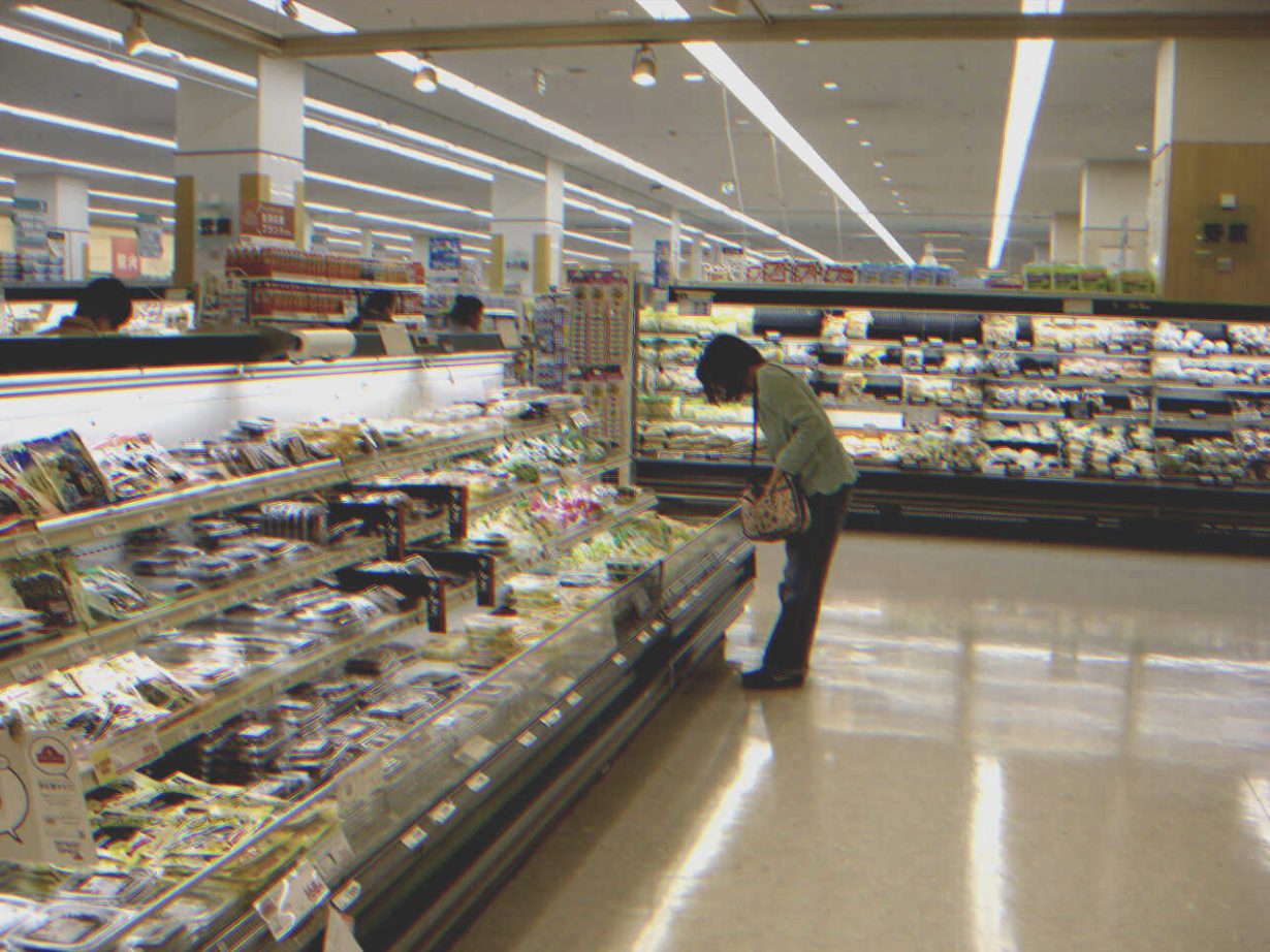 A woman chooses food in a supermarket | Source: Flickr