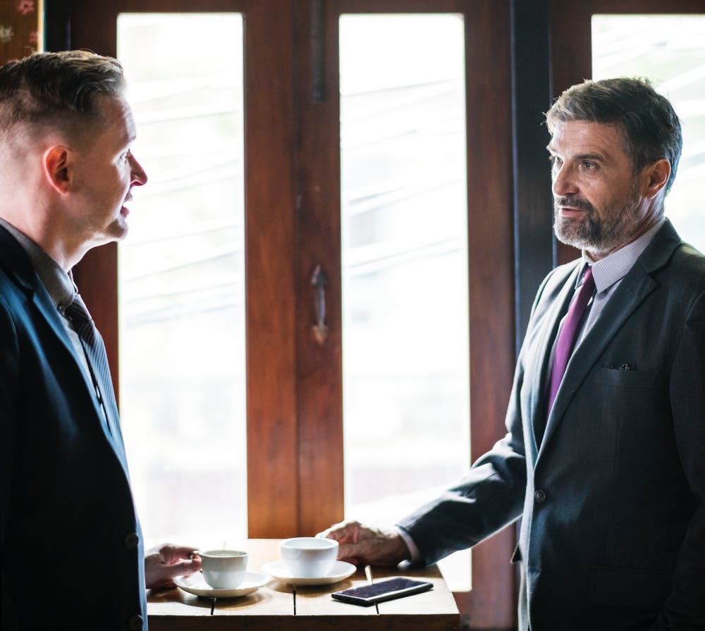 Dos hombres conversando. | Foto: Pexels