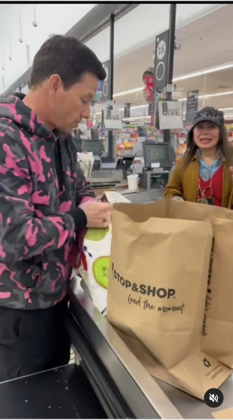 A video of Mark Wahlberg working at the Stop and Shop in his hometown | Source: Instagram.com/markwahlberg/