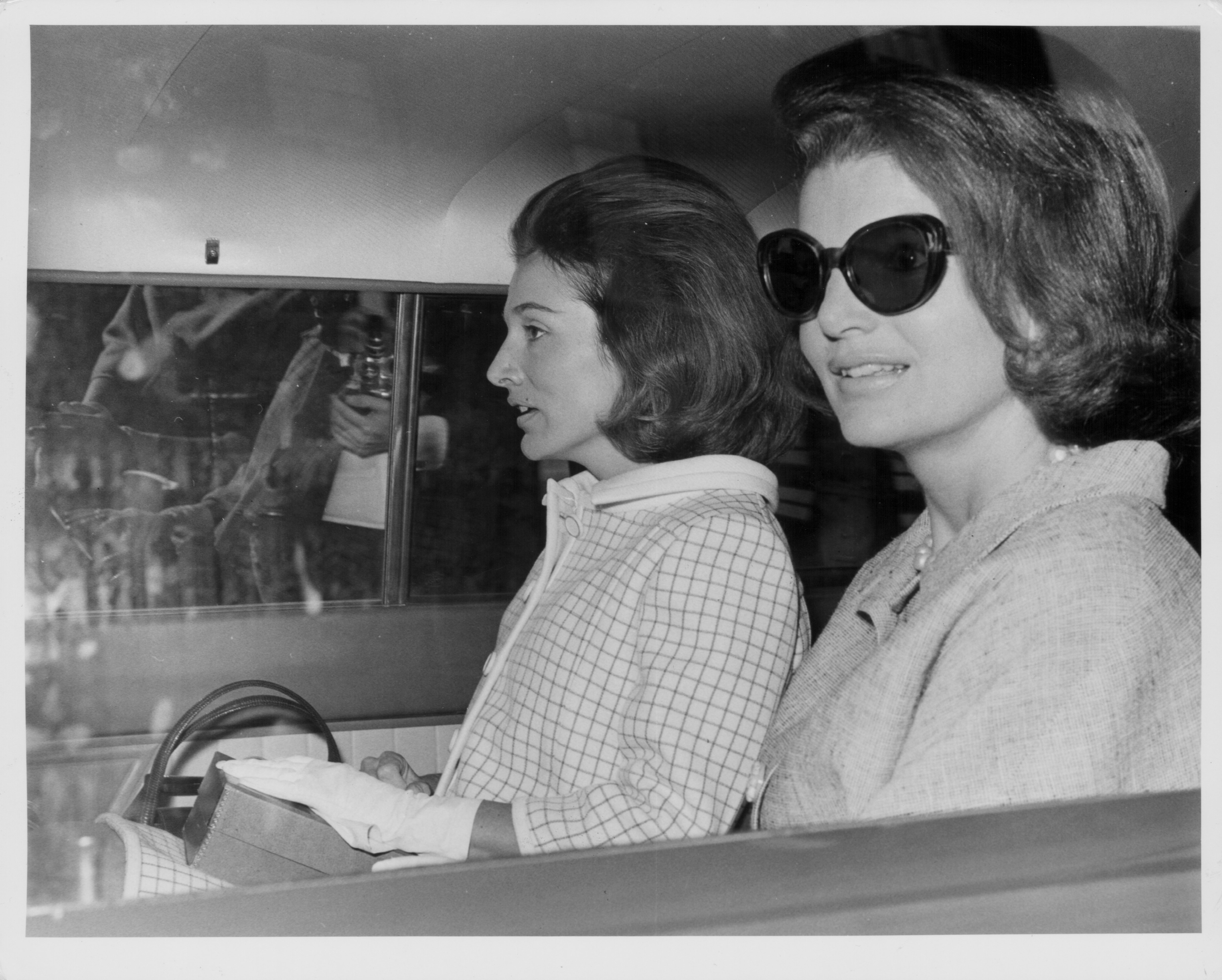 Lee Radziwill in a car with her sister Jaqueline Kennedy | Photo: Getty Images