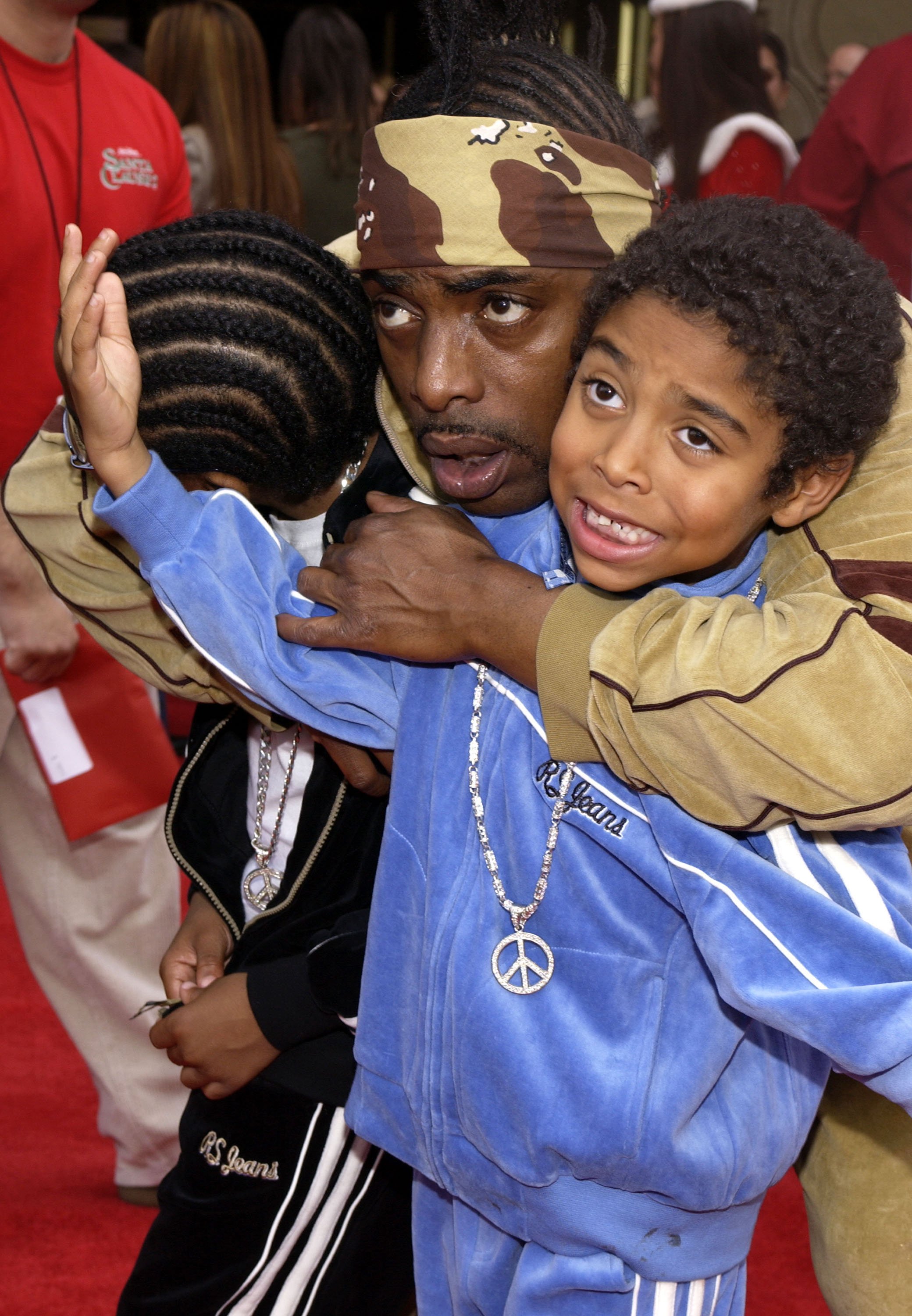 Coolio and his sons at the premiere of "The Santa Clause 2" in California on October 26, 2002 | Source: Getty Images