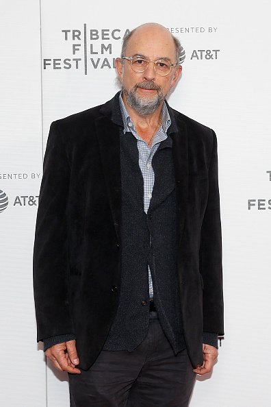 Richard Schiff assiste à la projection de "Safe Spaces" au Village East Cinema à New York City. | Photo : Getty Images Richard Schiff assiste à la projection de "Safe Spaces" au Village East Cinema à New York City. | Photo : Getty Images
