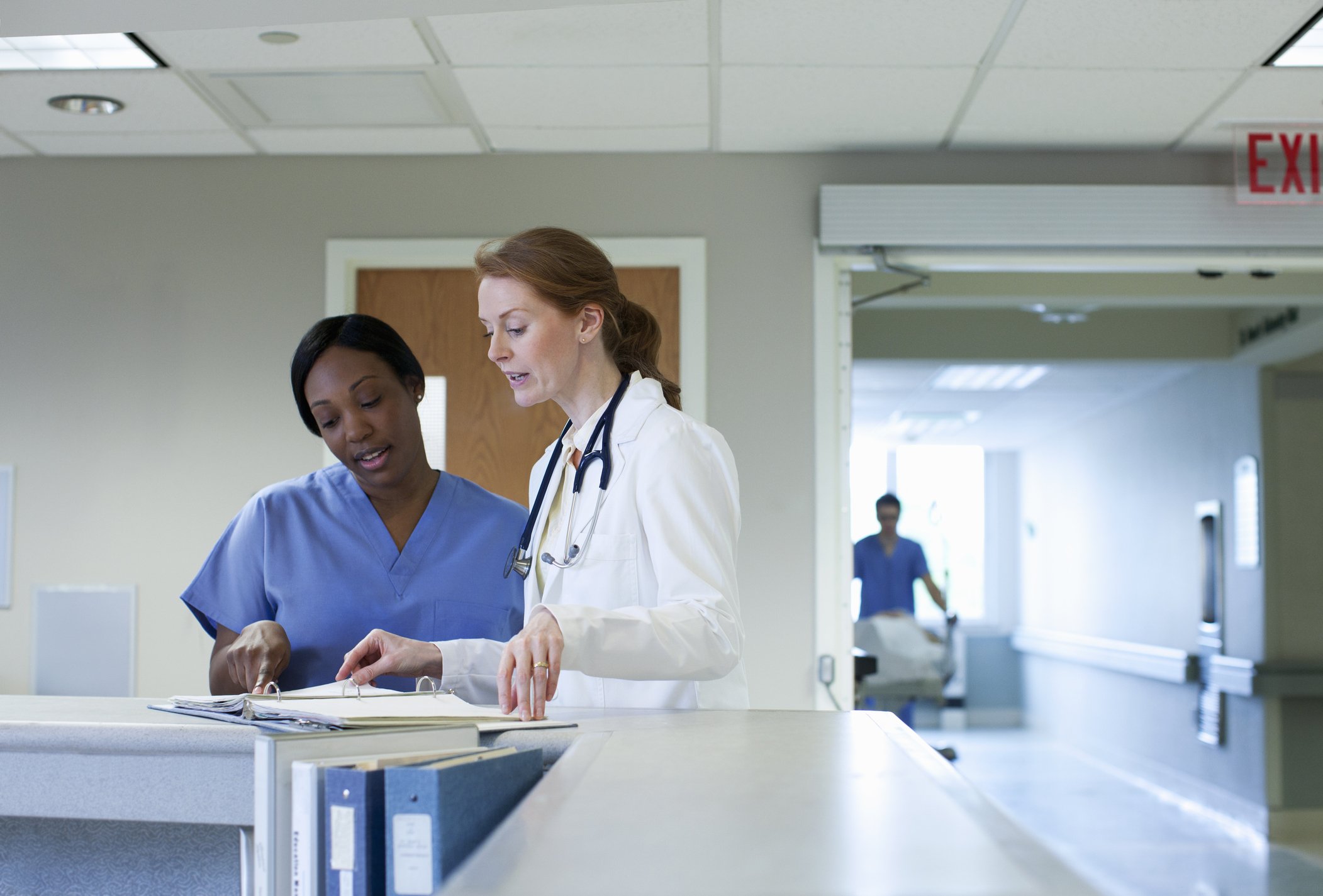 Ärztin und Krankenschwester diskutieren. I Quelle: Getty Images