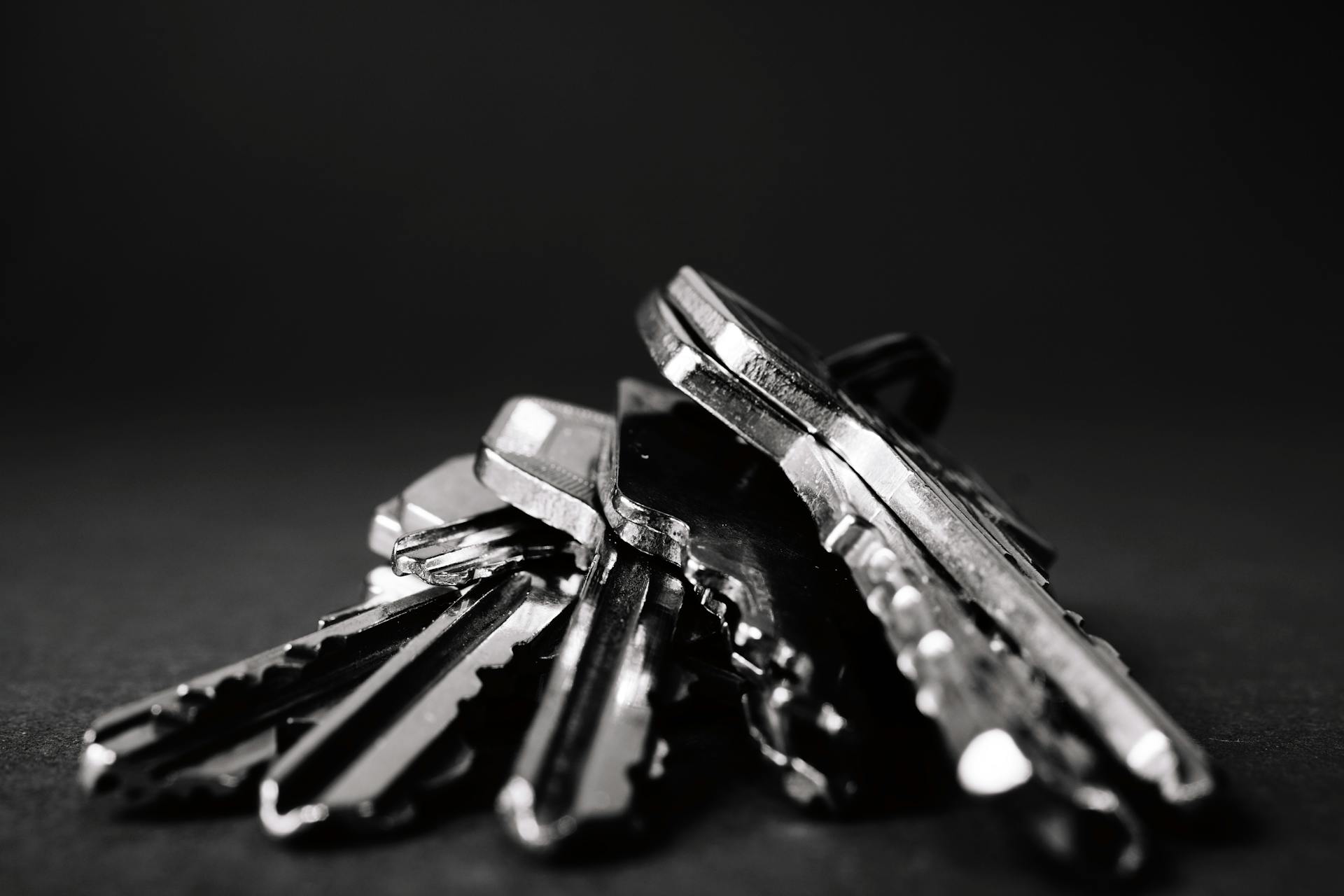 A set of keys lying on a black surface | Source: Pexels
