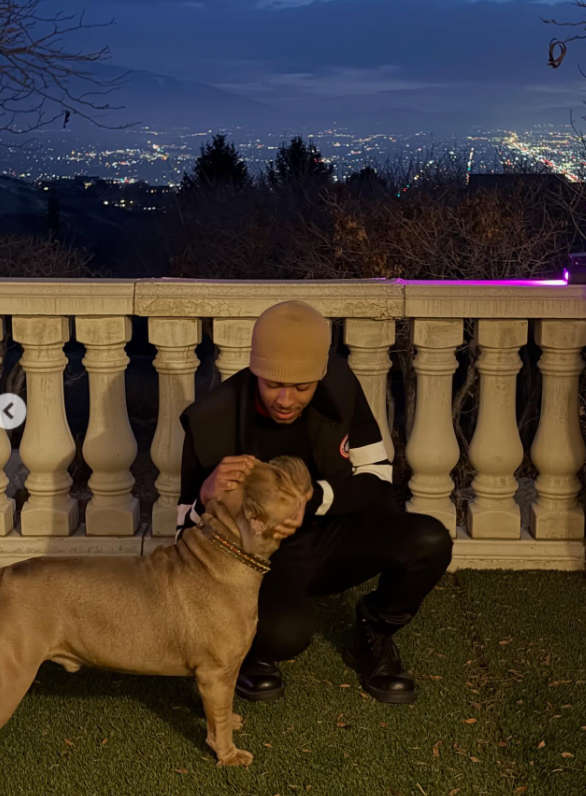 Robert Cosby Jr., plays with a dog. | Source: Instagram/illboybubs