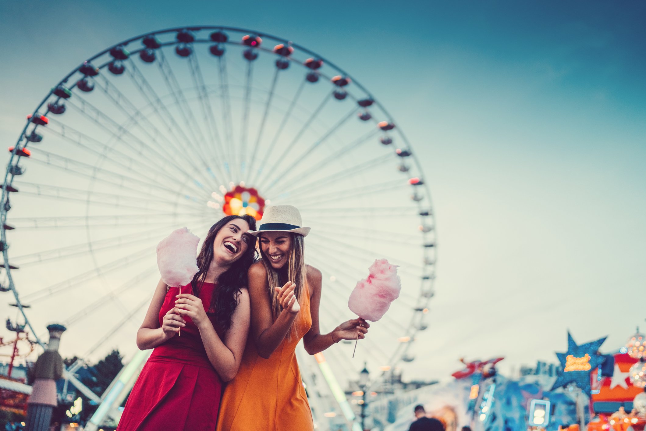 Glückliche Frauen im Freizeitpark. I Quelle: Getty Images