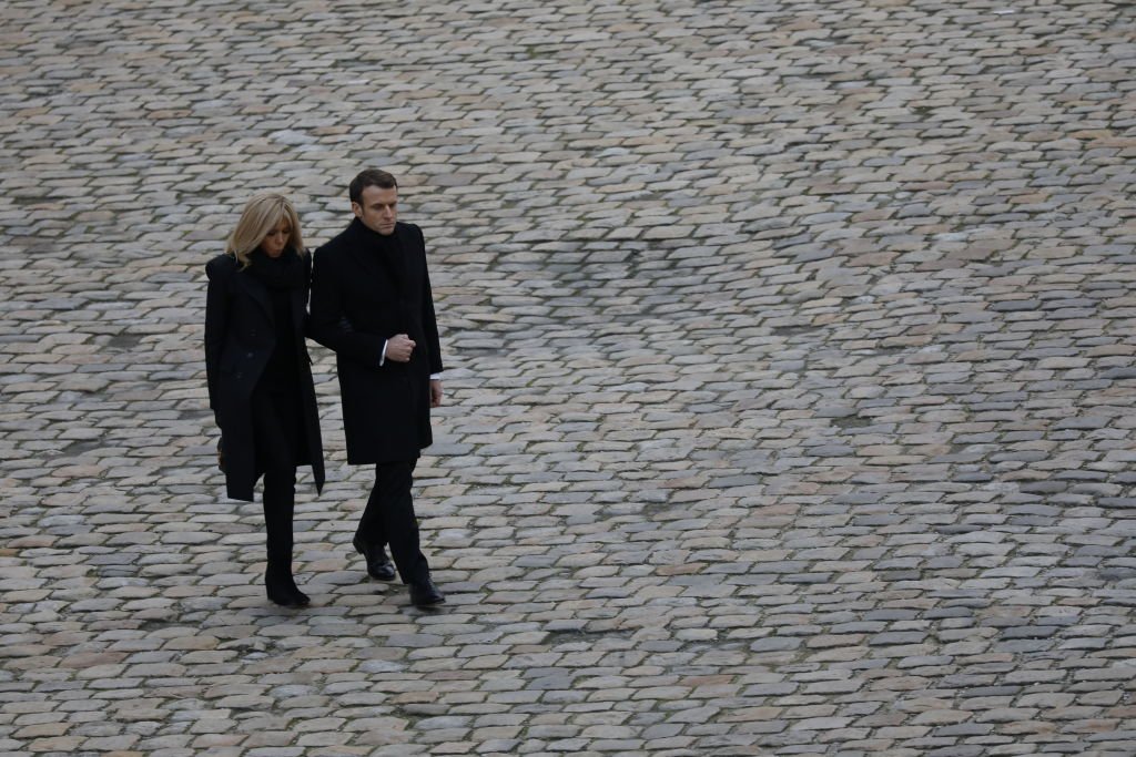 Le président français Emmanuel Macron et son épouse Brigitte Macron partent après une cérémonie d'hommage national aux soldats français tués au Mali à l'hôtel National des Invalides, le 02 décembre 2019 à Paris, France. | Photo : Getty Images. Le président français Emmanuel Macron et son épouse Brigitte Macron partent après une cérémonie d'hommage national aux soldats français tués au Mali à l'hôtel National des Invalides, le 02 décembre 2019 à Paris, France. | Photo : Getty Images.