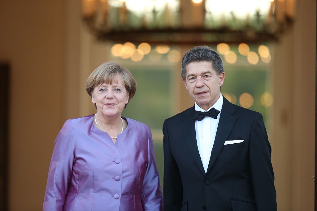 Angela Merkel et Joachim Sauer arrivent au Schloss Bellevue Palace lors de sa visite en Allemagne le 24 juin 2015 à Berlin, Allemagne. | Photo : Getty Images