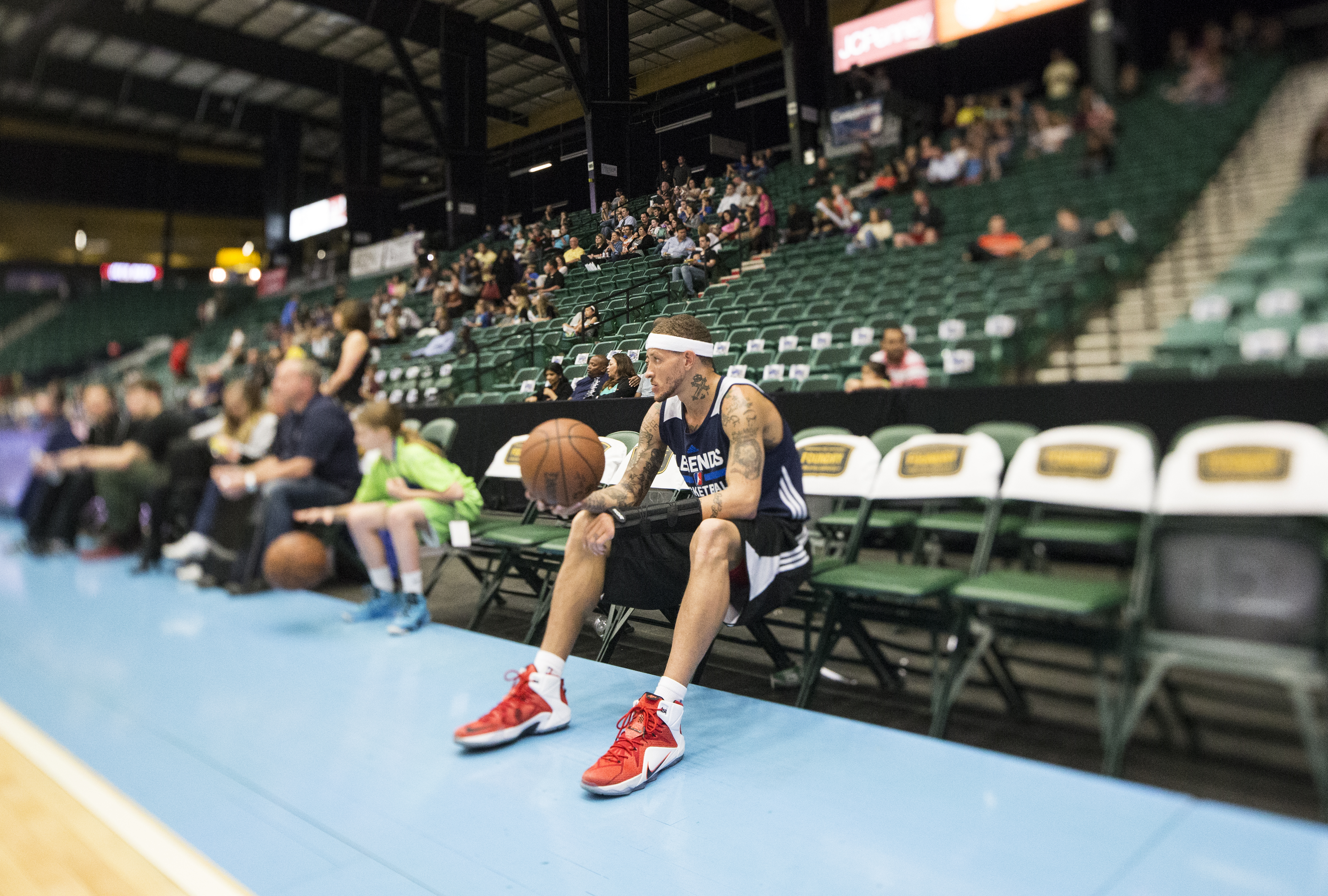 Delonte West breaks from his workout routine on the court to watch a pregame dance routine performed by local children at the Dr. Pepper Arena on April 1, 2015, in Frisco, Texas | Source: Getty Images