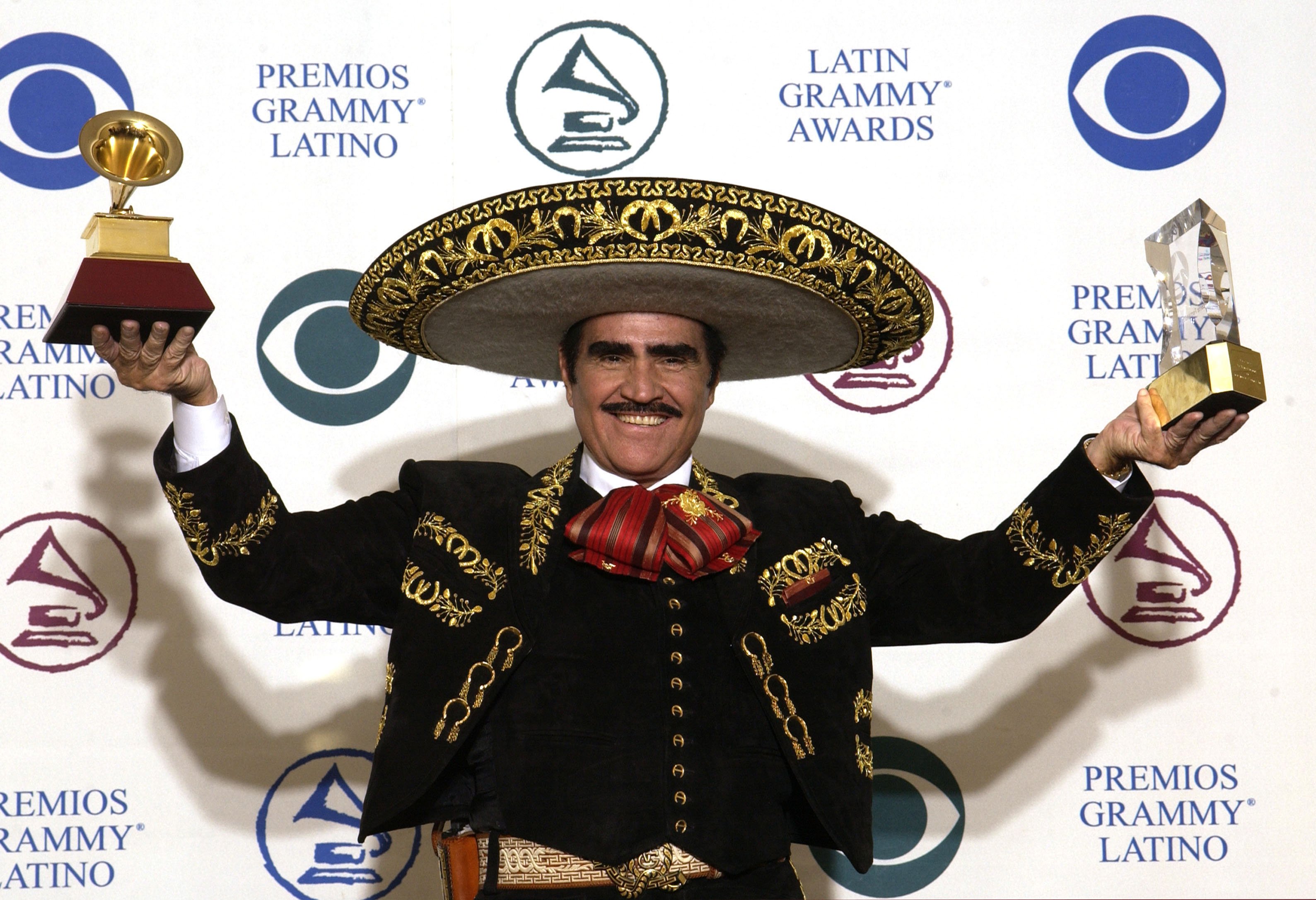 Vicente Fernández en Premios Grammy Latino 2002 en Los Ángeles. | Foto: Getty Images