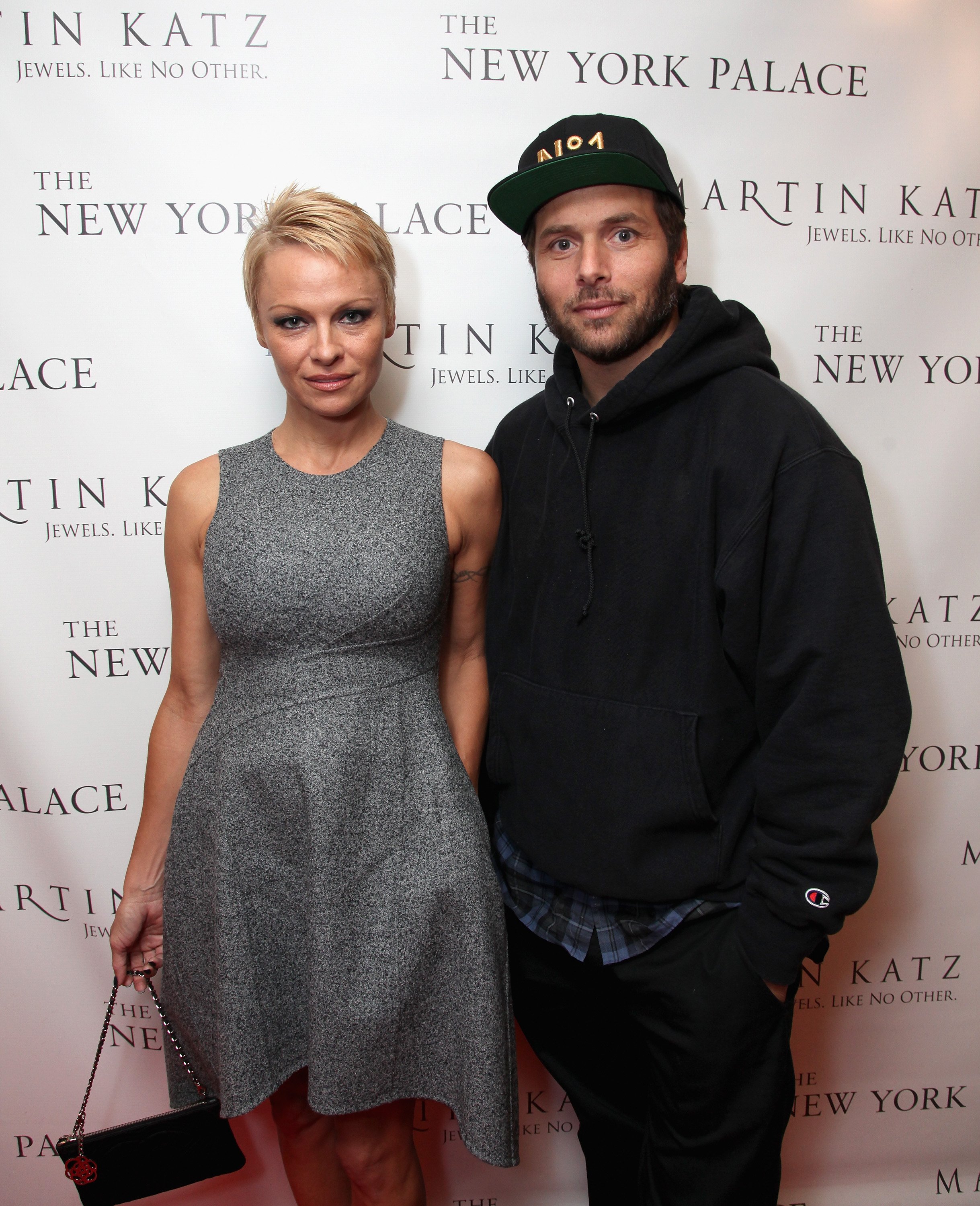 Pamela Anderson and Rick Salomon attend The Martin Katz Jewel Suite Debuts on November 13, 2013. | Source: Getty Images