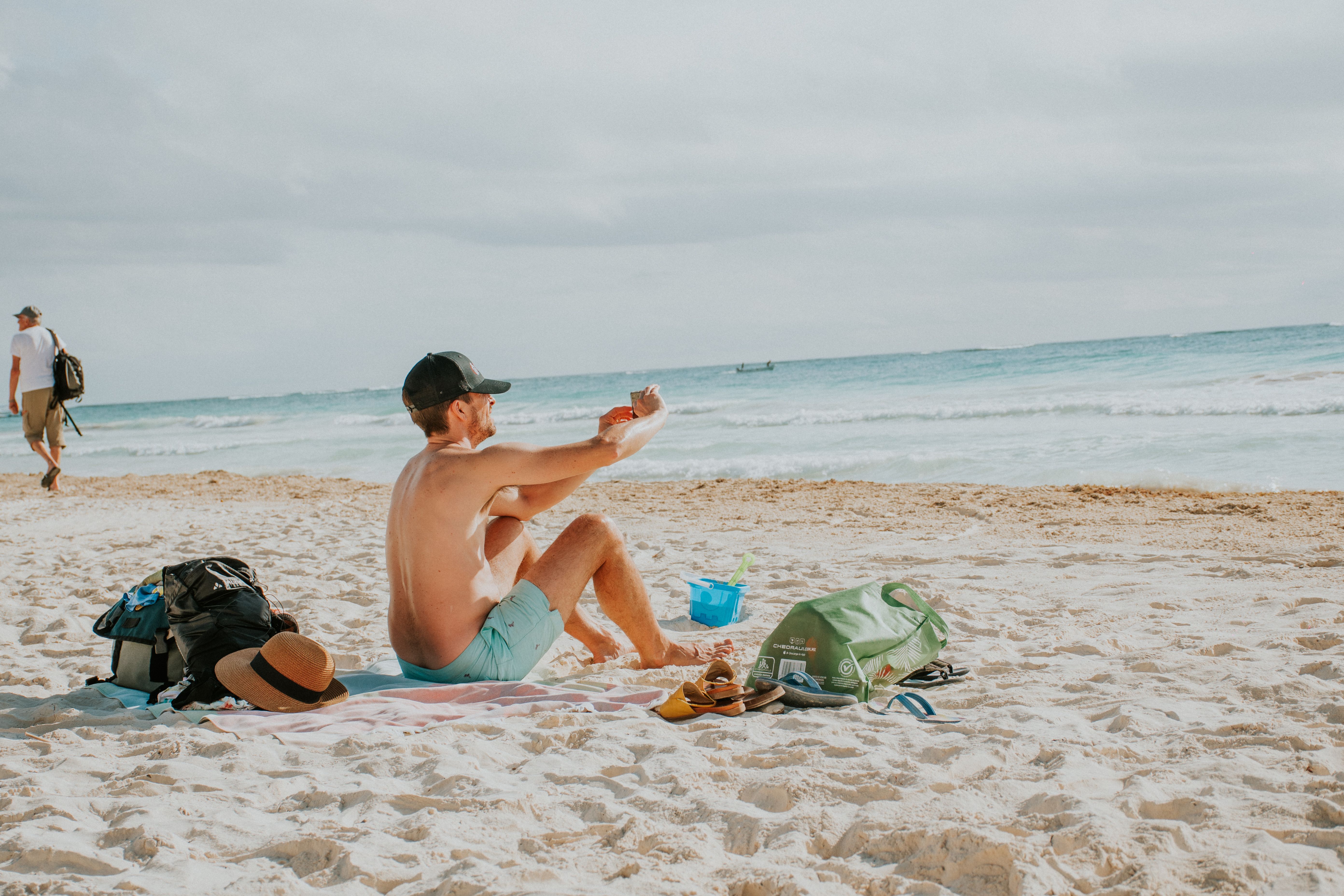 Person sittting by the beach with his things | Source: Pexels