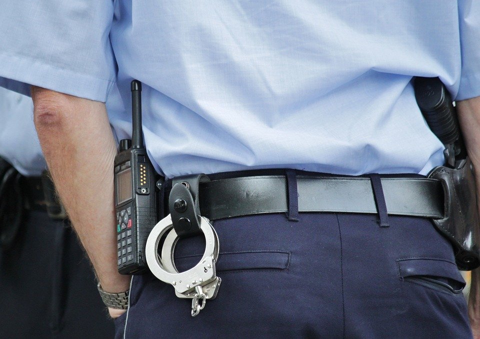 un menotte accroché à un ceinture d'un policier : Photo / Pixabay