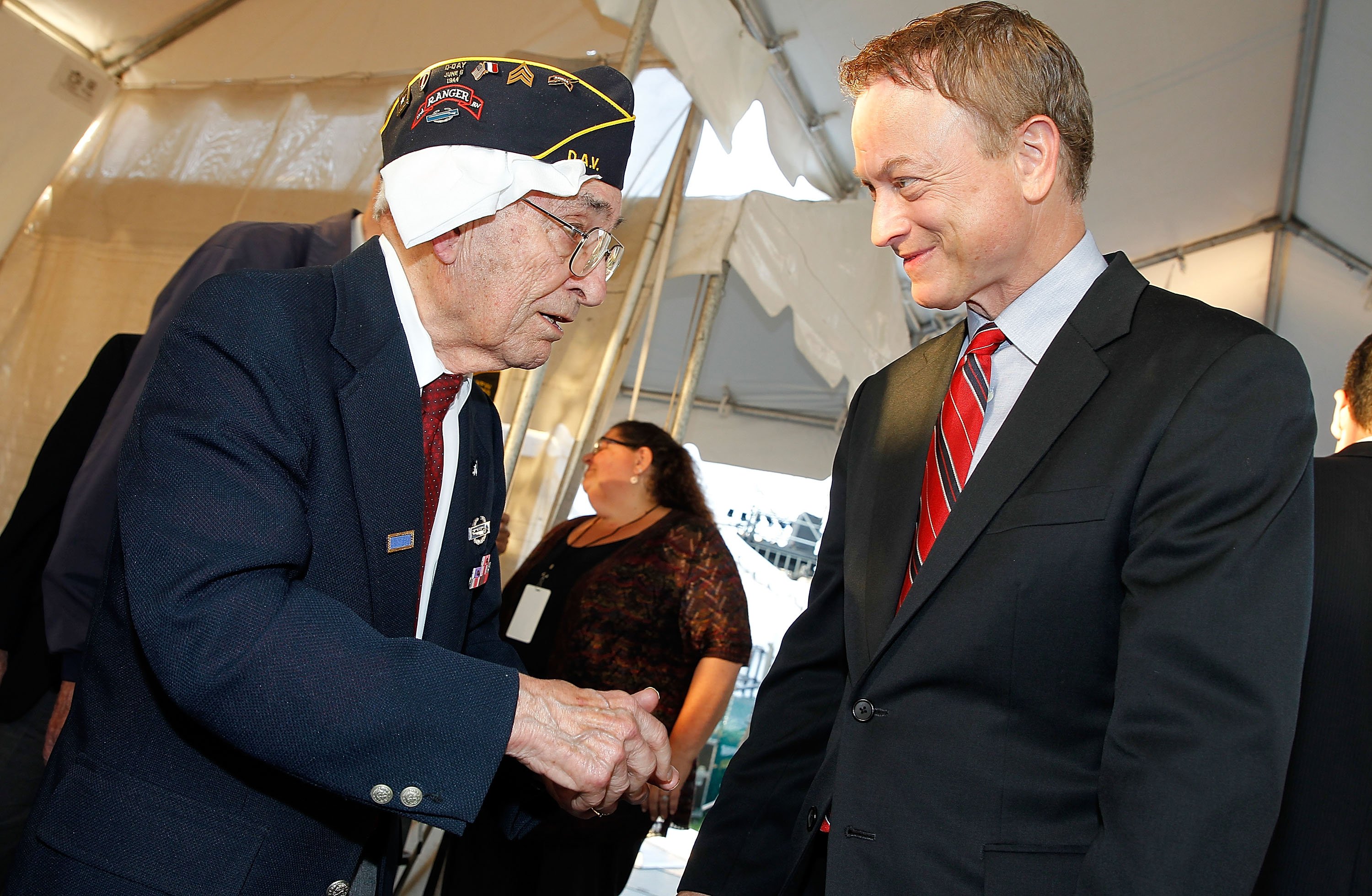 Gary Sinise (R) talks with a WWII veteran backstage at the 25th National Memorial Day Concert at the U.S. Capitol, West Lawn on May 25, 2014 in Washington, DC | Source: Getty Images 