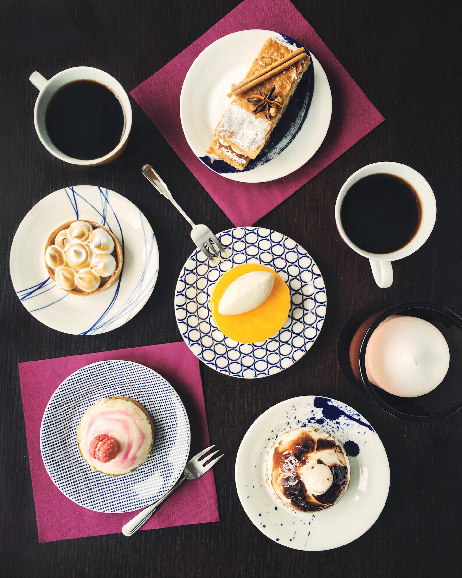 An aerial view of coffee and cake | Source: Pexels