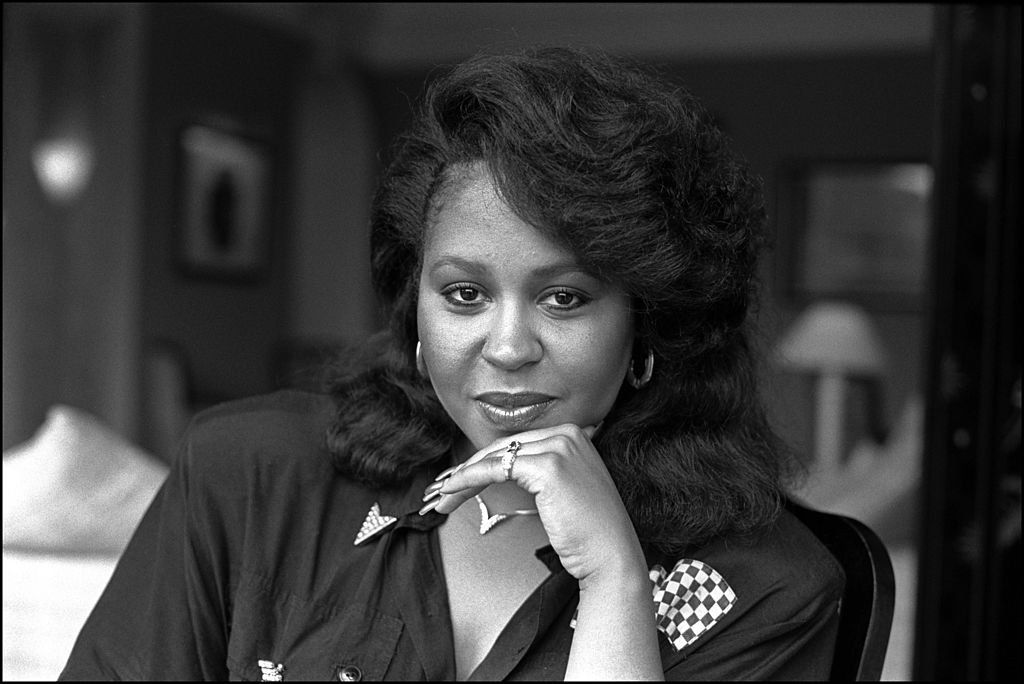 American singer Vesta Williams posed at The Royal Garden Hotel in London on 11th May 1987. | Photo: Getty Images