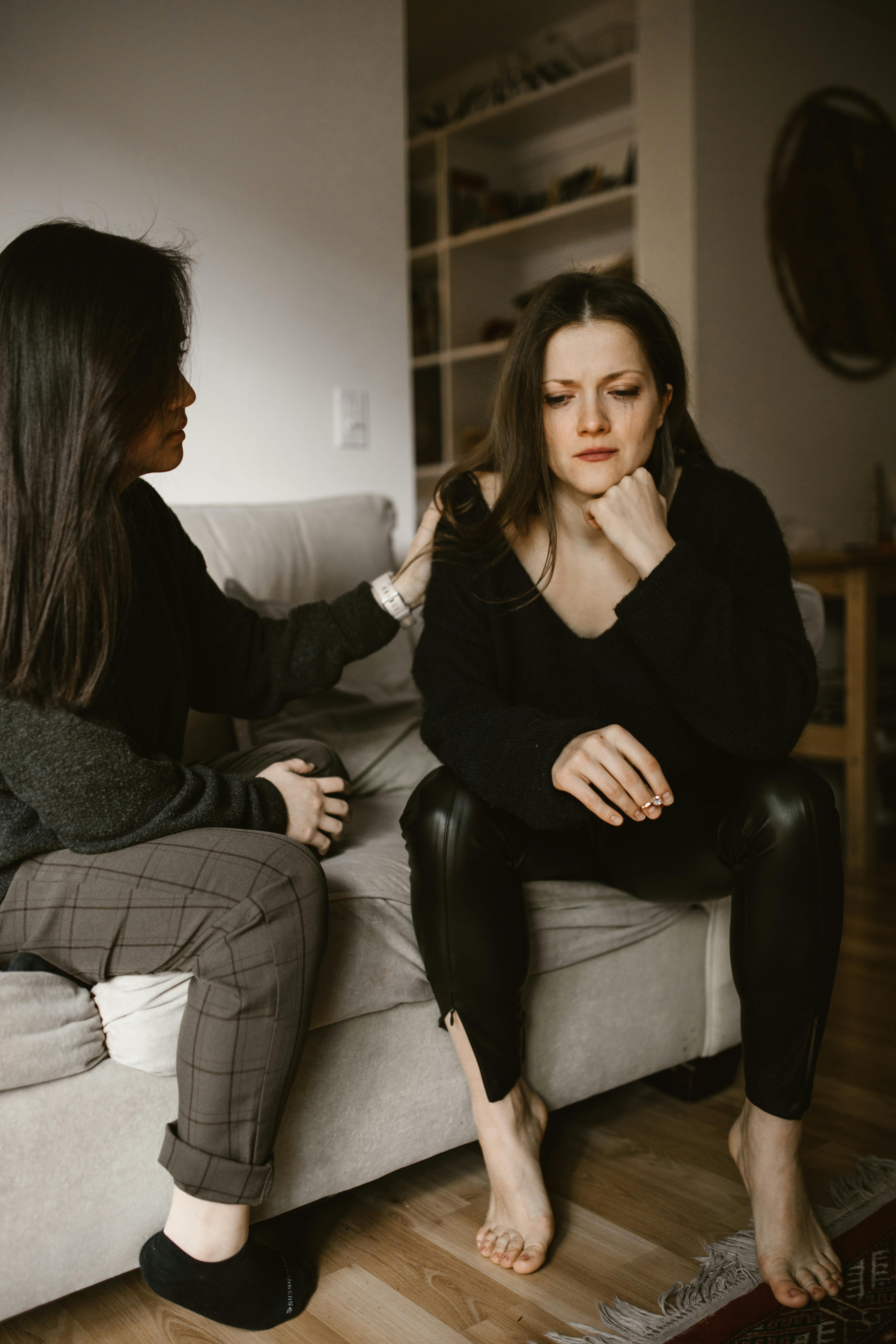 A woman comforting her friend | Source: Pexels