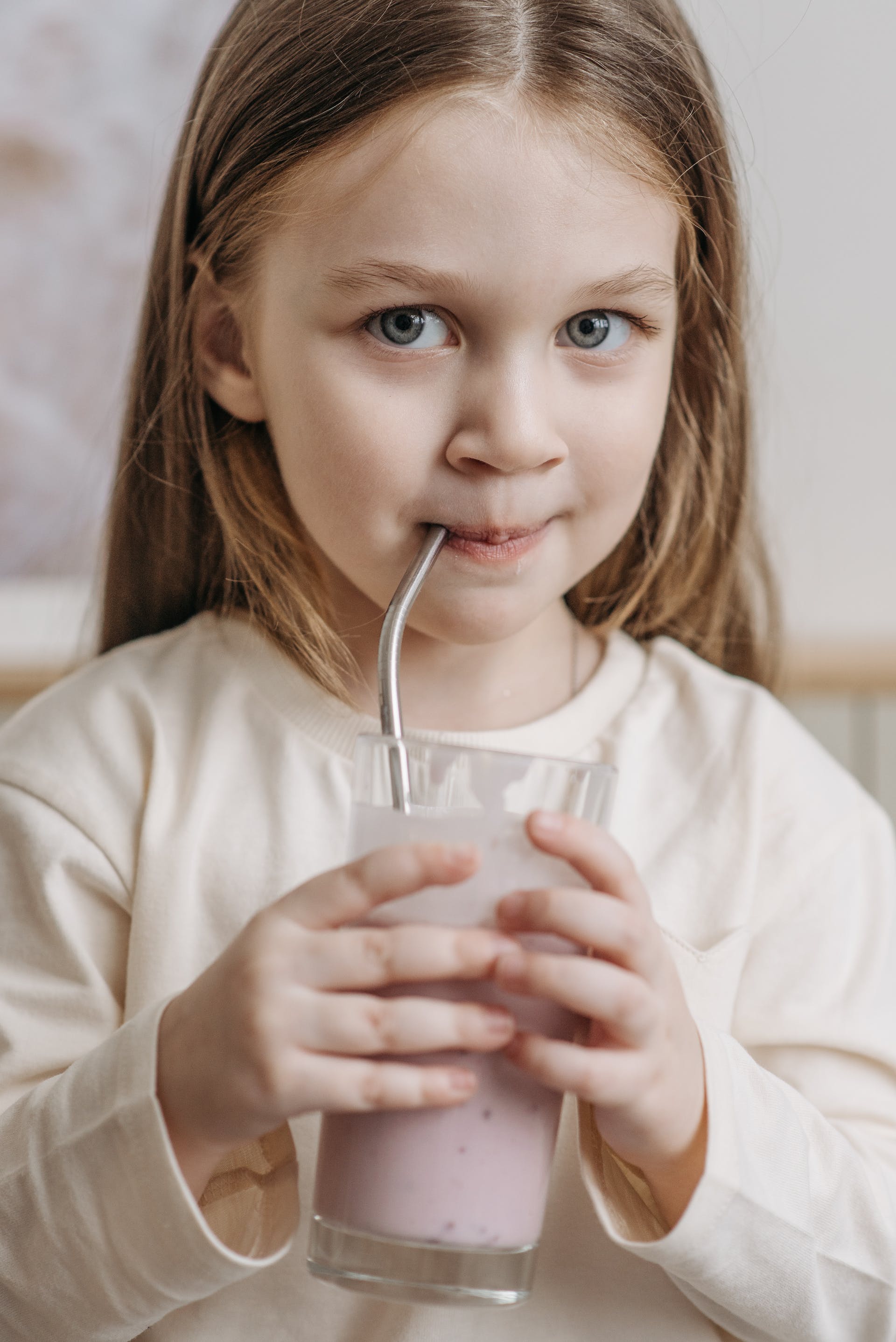 A girl drinking milkshake | Source: Pexels