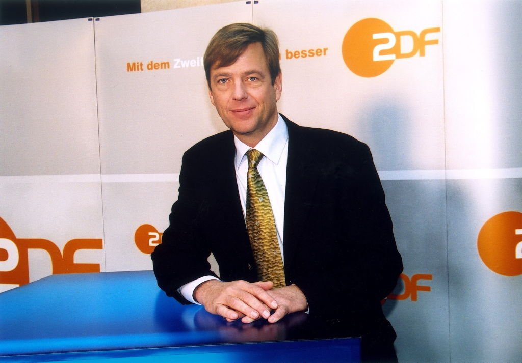 (GERMANY OUT) Journalist, Porträt in der Studiodekoration des ZDF (Photo by XAMAX) | Quelle: Ullstein bild via Getty Images