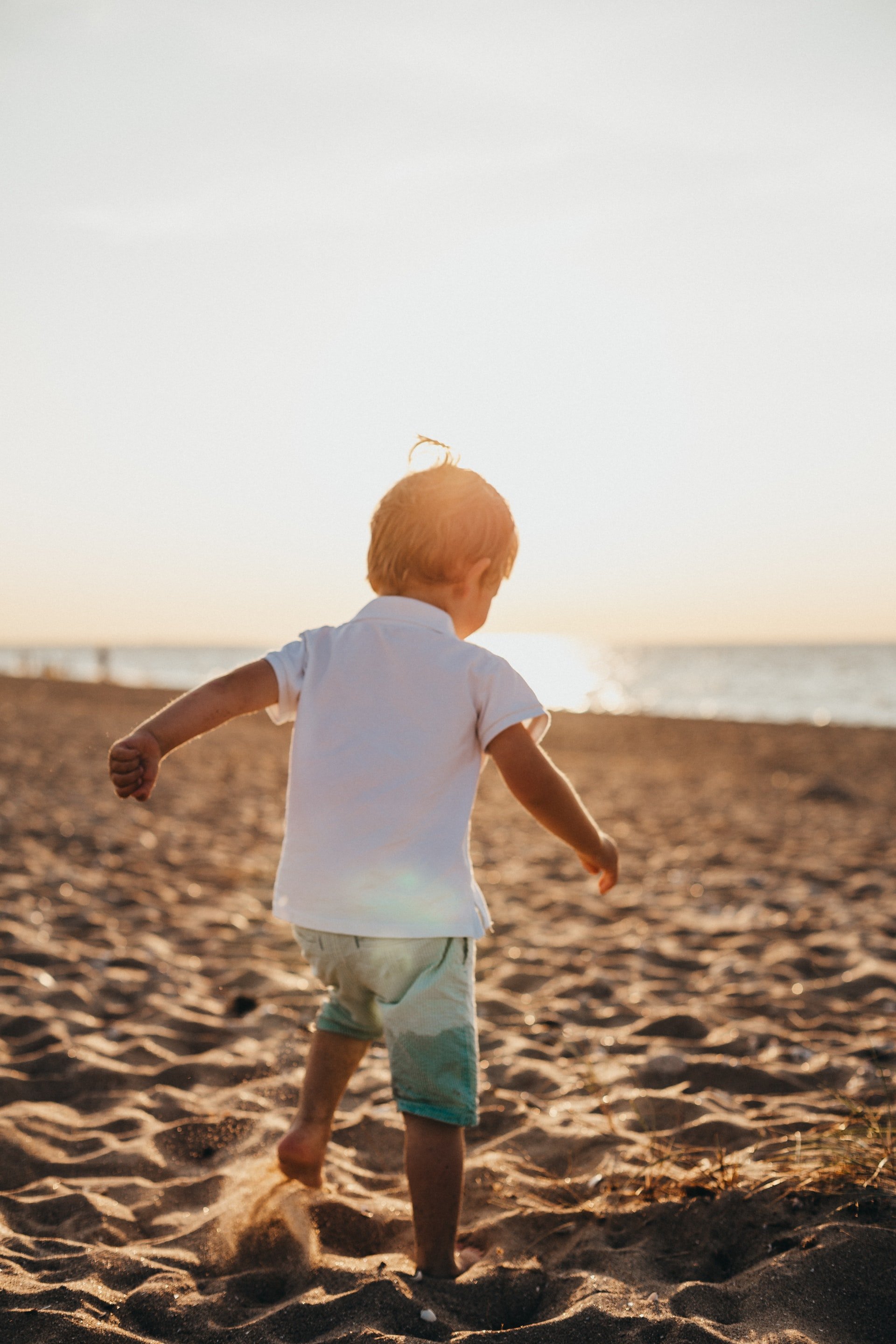 Der kleine Junge erklärte, warum er jeden Tag an den Strand ging. | Quelle: Unsplash