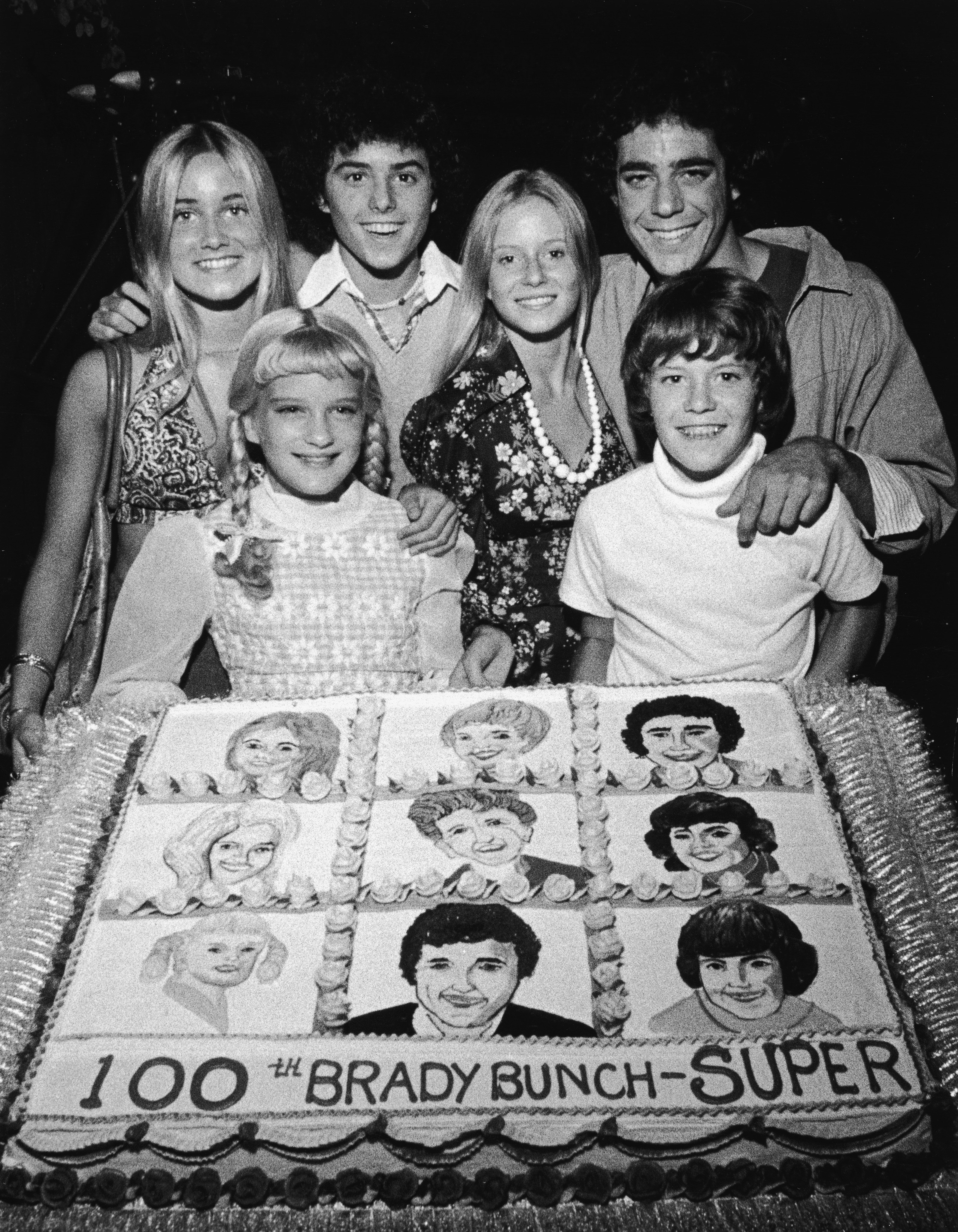 Maureen McCormick, Susan Olsen, Christopher Knight, Eve Plumb, Barry Williams and Mike Lookinland pose with a cake in celebration of "The Brady Bunch's" 100th episode | Photo: Getty Images