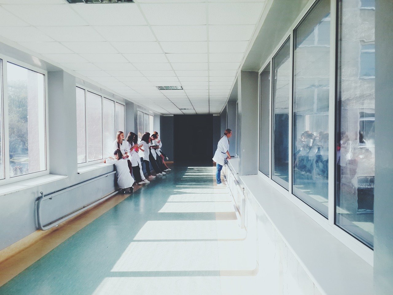 Couloir dans un hôpital. | Photo : Pixabay