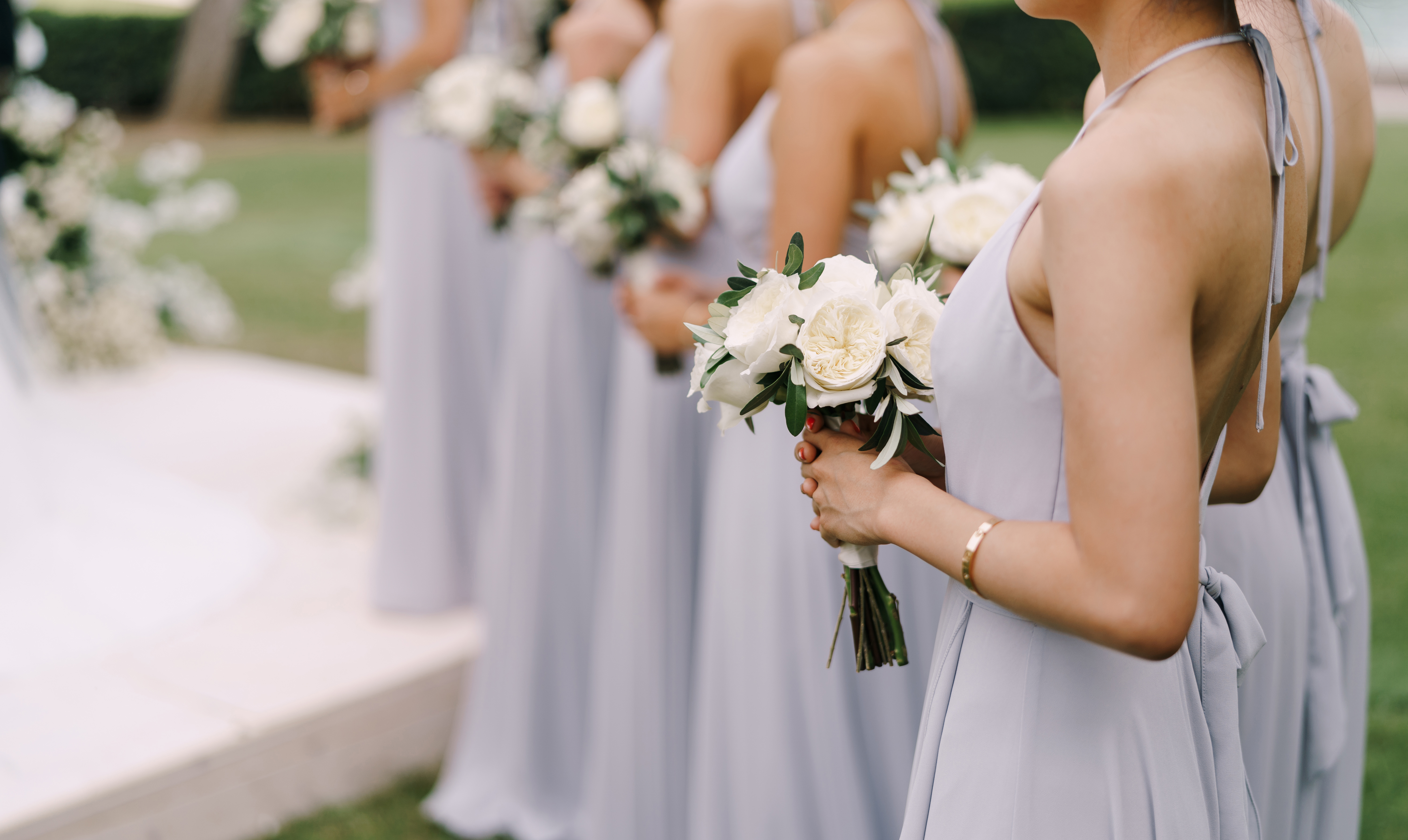 Six bridesmaids holding bouquets | Source: Shutterstock