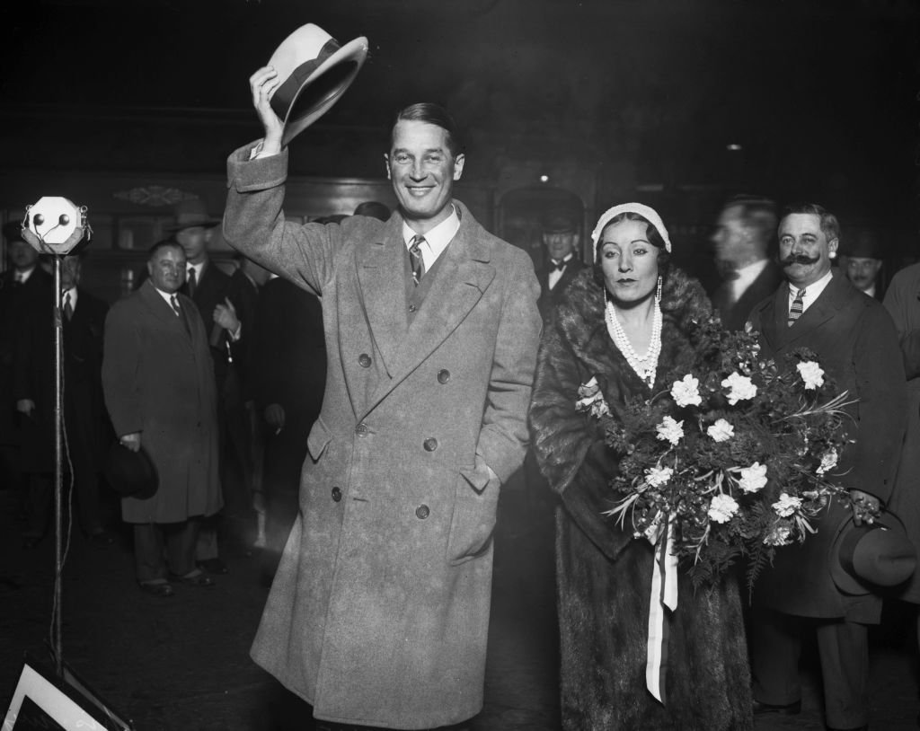 L'acteur et chanteur français Maurice Chevalier (1888 - 1972) avec sa femme, l'actrice Yvonne Vallée (1899 - 1996) à Londres, 1930. | Getty Images