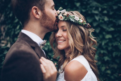 Brautpaar liegt sich glücklich in den Armen | Quelle: Shutterstock