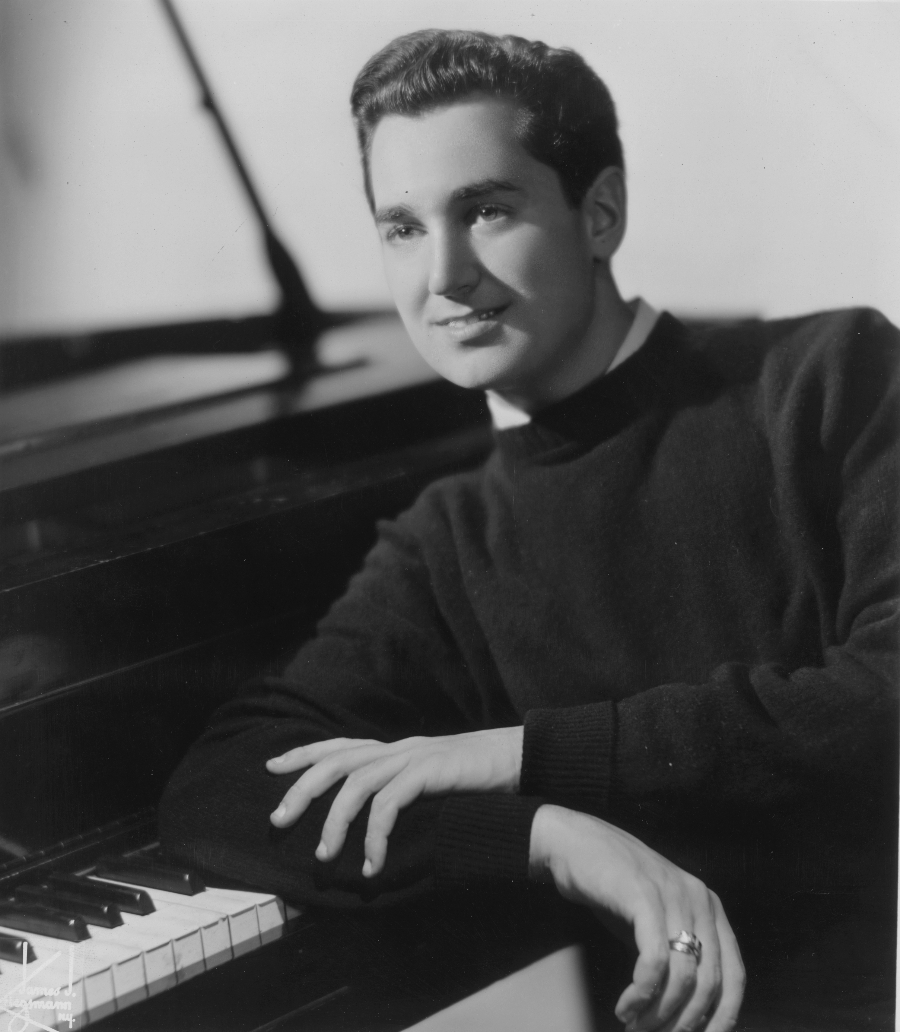 Neil Sedaka in a black and white portrait in 1955 | Source: Getty Images
