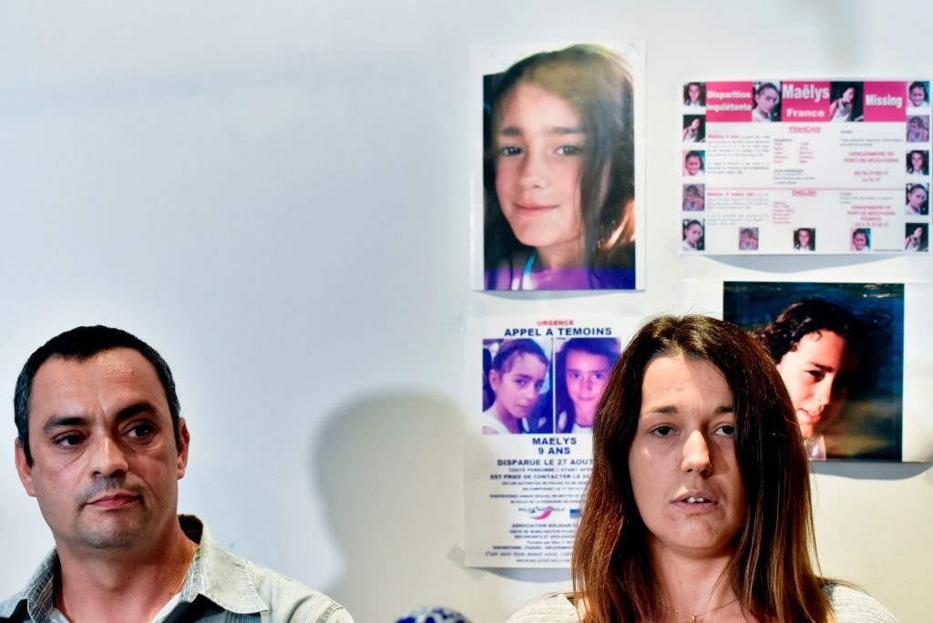 Joachim et Jennifer de Araujo, parents de la petite Maelys, âgée de neuf ans, qui a disparu lors d'un mariage le 27 août, s'adressent à une conférence de presse à Villeurbanne, dans l'est de la France, le 28 septembre 2017. | Photo : Getty Images
