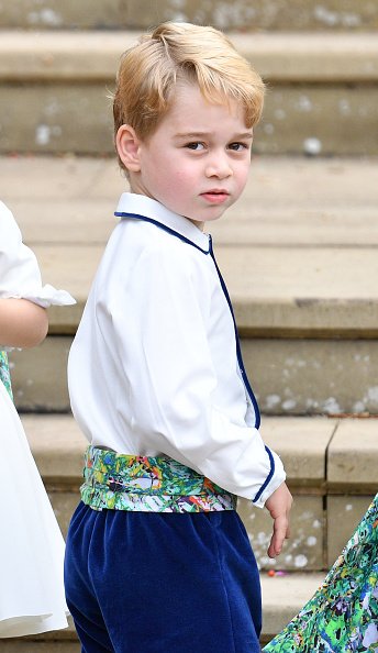 El Príncipe George de Cambridge asistiedo a la boda de la Princesa Eugenia de York y Jack Brooksbank en la Capilla de San Jorge el 12 de octubre de 2018 en Windsor, Inglaterra. | Fuente: Getty Images El Príncipe George de Cambridge asistiedo a la boda de la Princesa Eugenia de York y Jack Brooksbank en la Capilla de San Jorge el 12 de octubre de 2018 en Windsor, Inglaterra. | Fuente: Getty Images