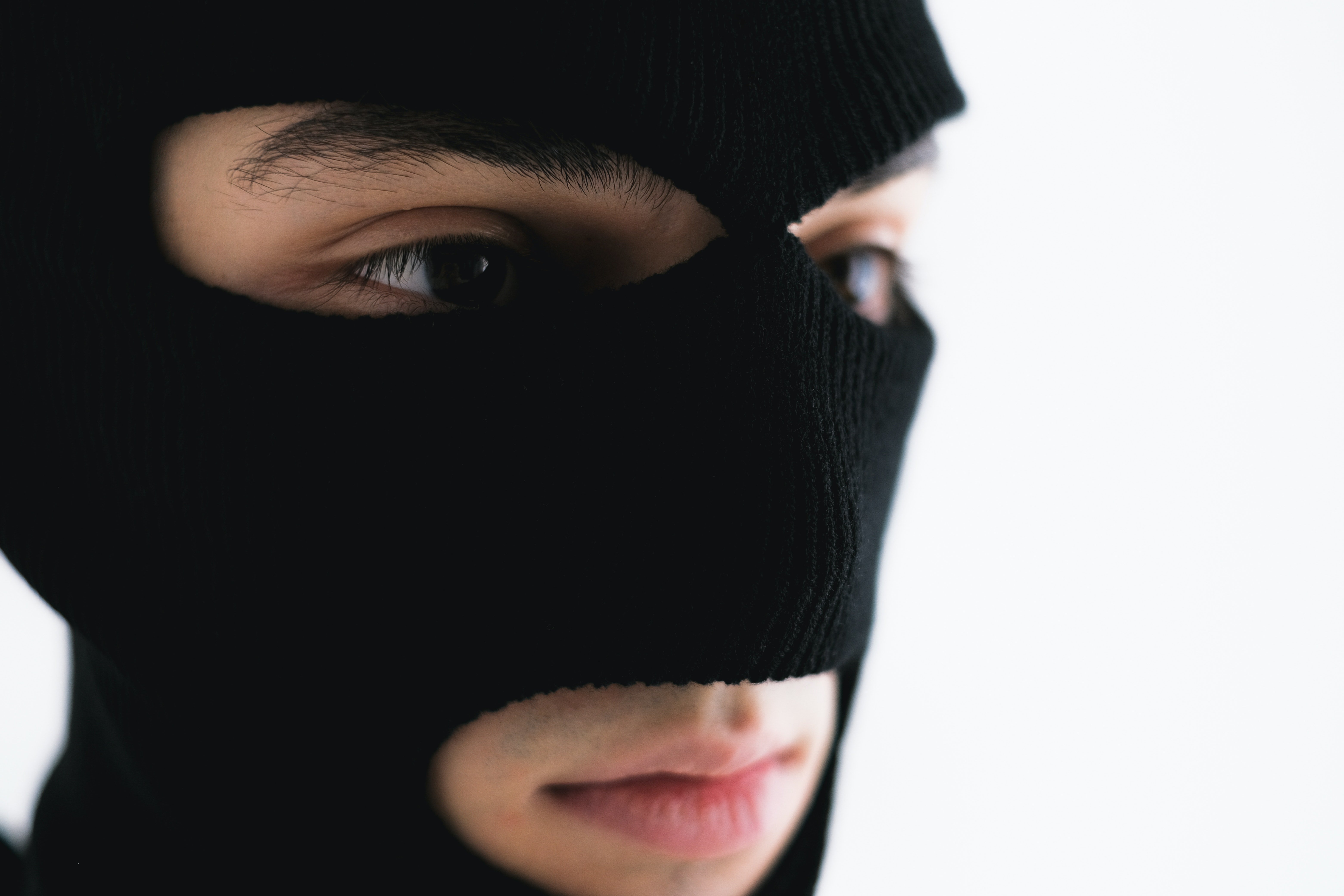 Una persona con un pasamontañas cubriendo su rostro. | Foto: Pexels
