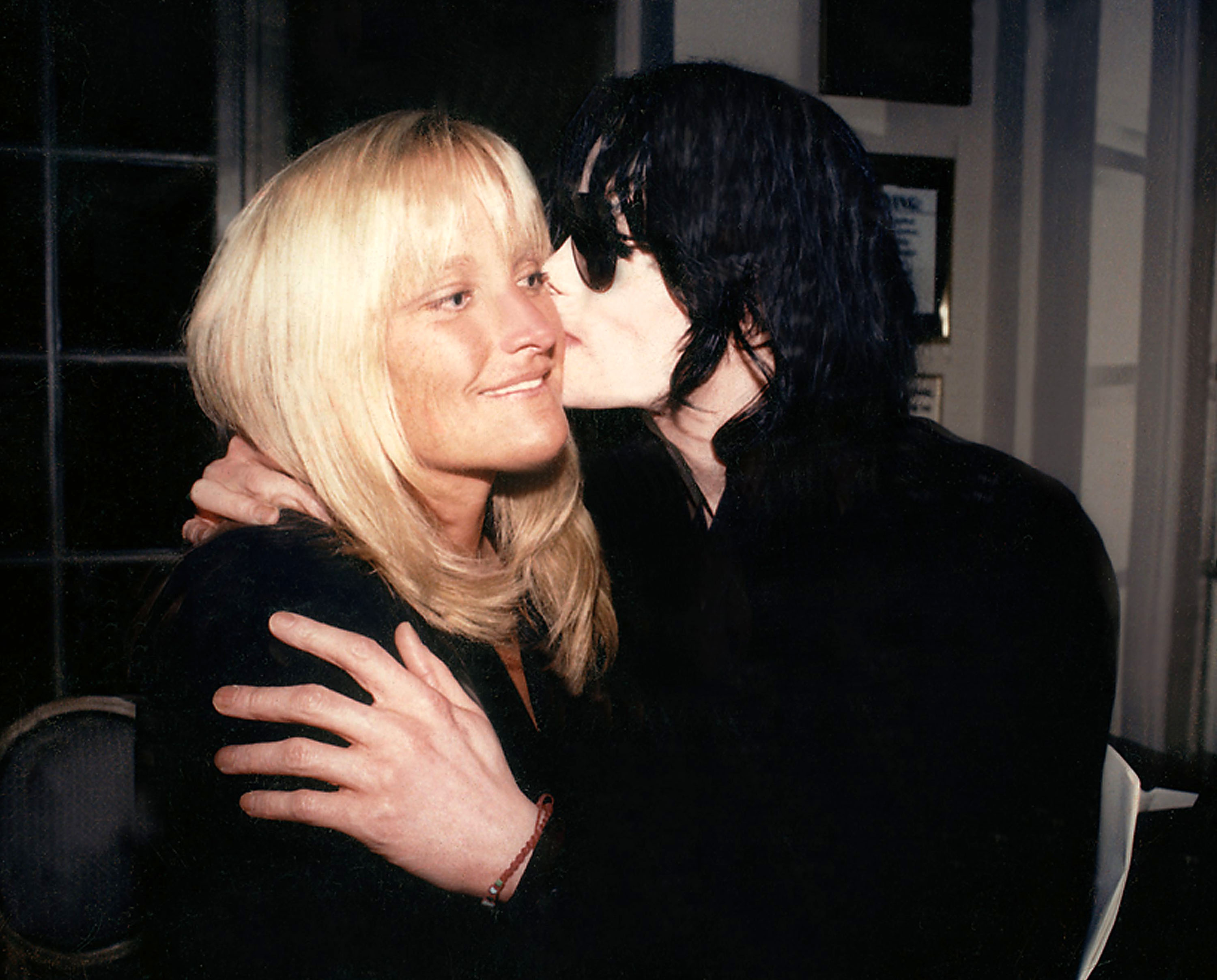 Debbie Rowe and Michael Jackson on December 17, 1998 in Los Angeles | Source: Getty Images