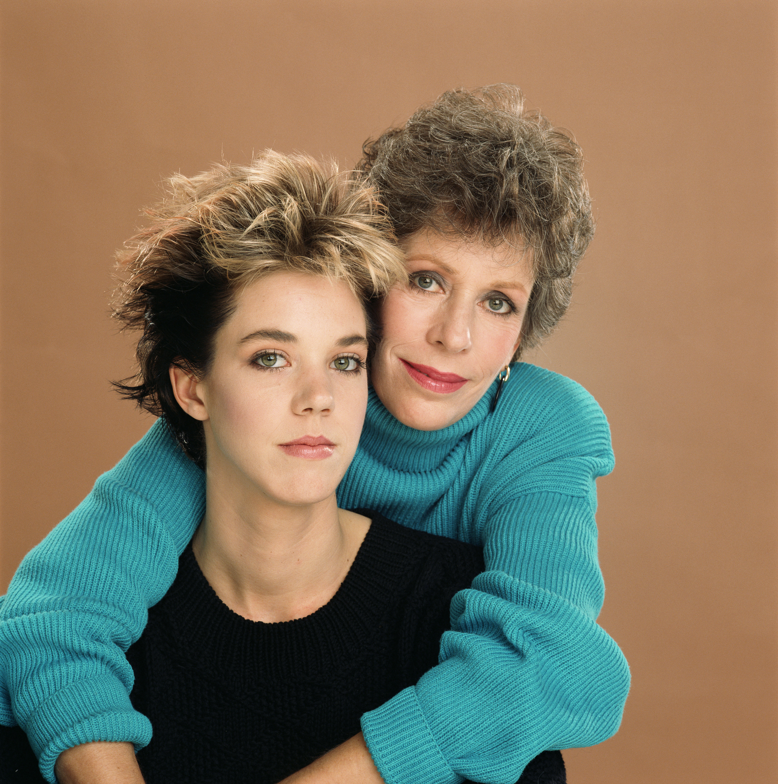Carrie Hamilton and Carol Burnett on November 5, 1987 | Source: Getty Images