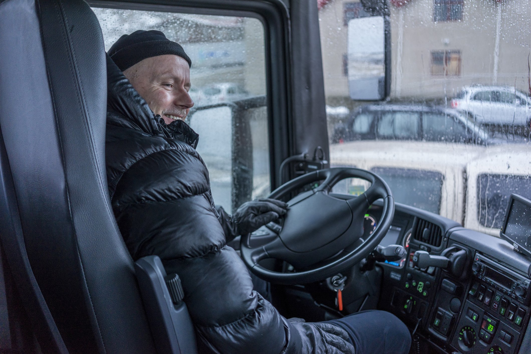 Conductor de un autobús sonriendo. | Foto: Getty Images