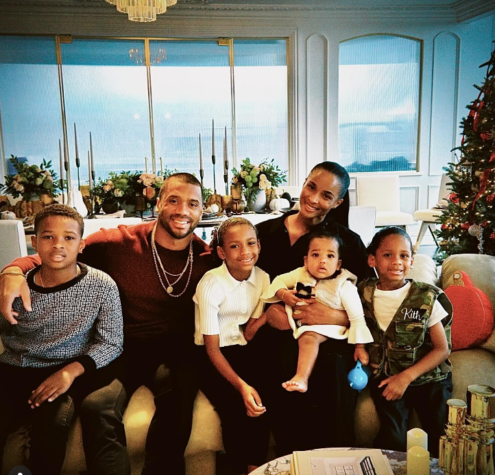 Ciara and Russell Wilson with their family pose on a couch for Thanksgiving on November 28, 2024 | Source: Instagram/ciara