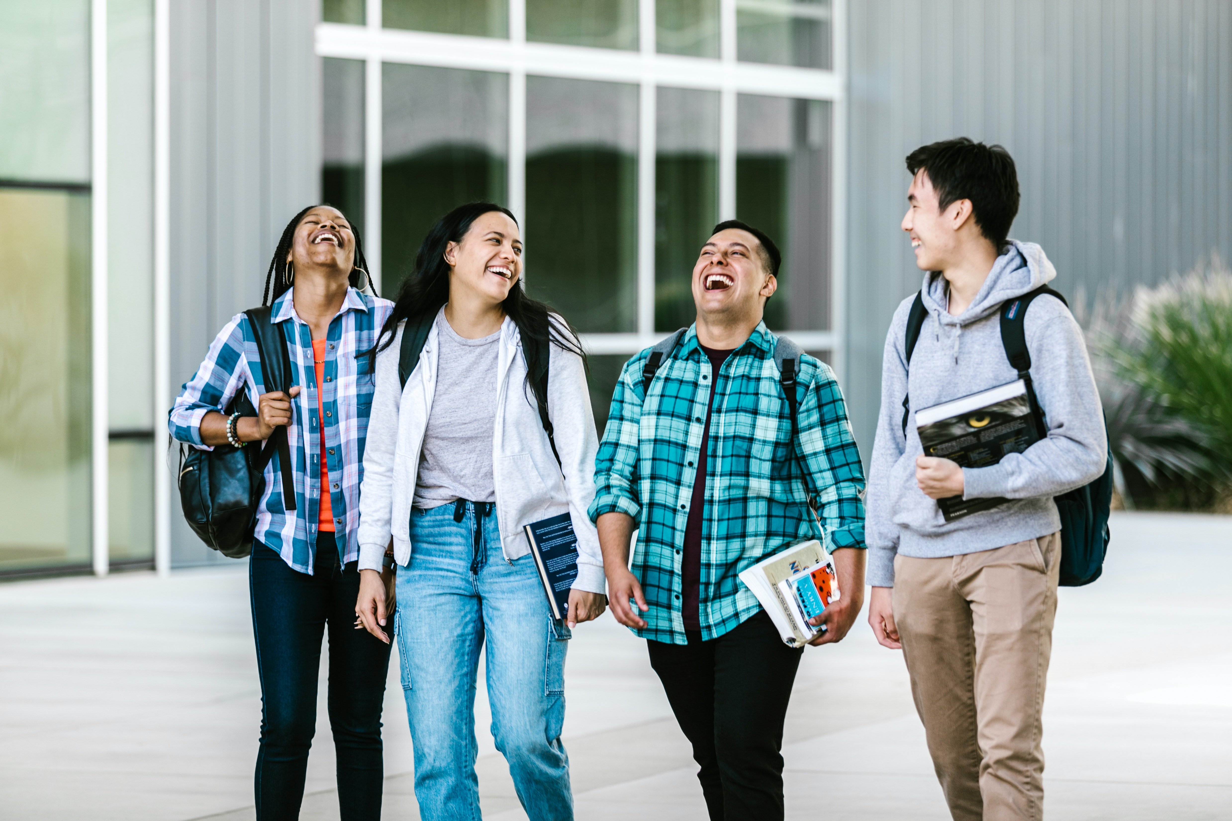 A group of students laughing | Photo: Pexels