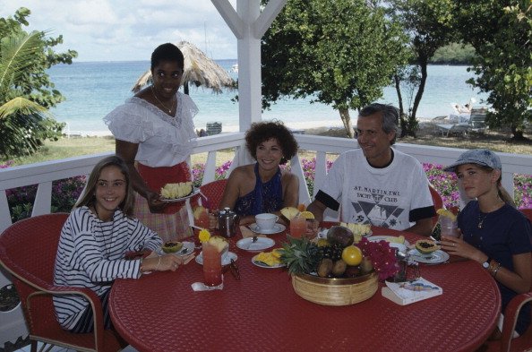 Jobert Marlene en vacances avec son mari Walter GREEN et ses jumelles Joy et Eva. | Photo : Getty Images