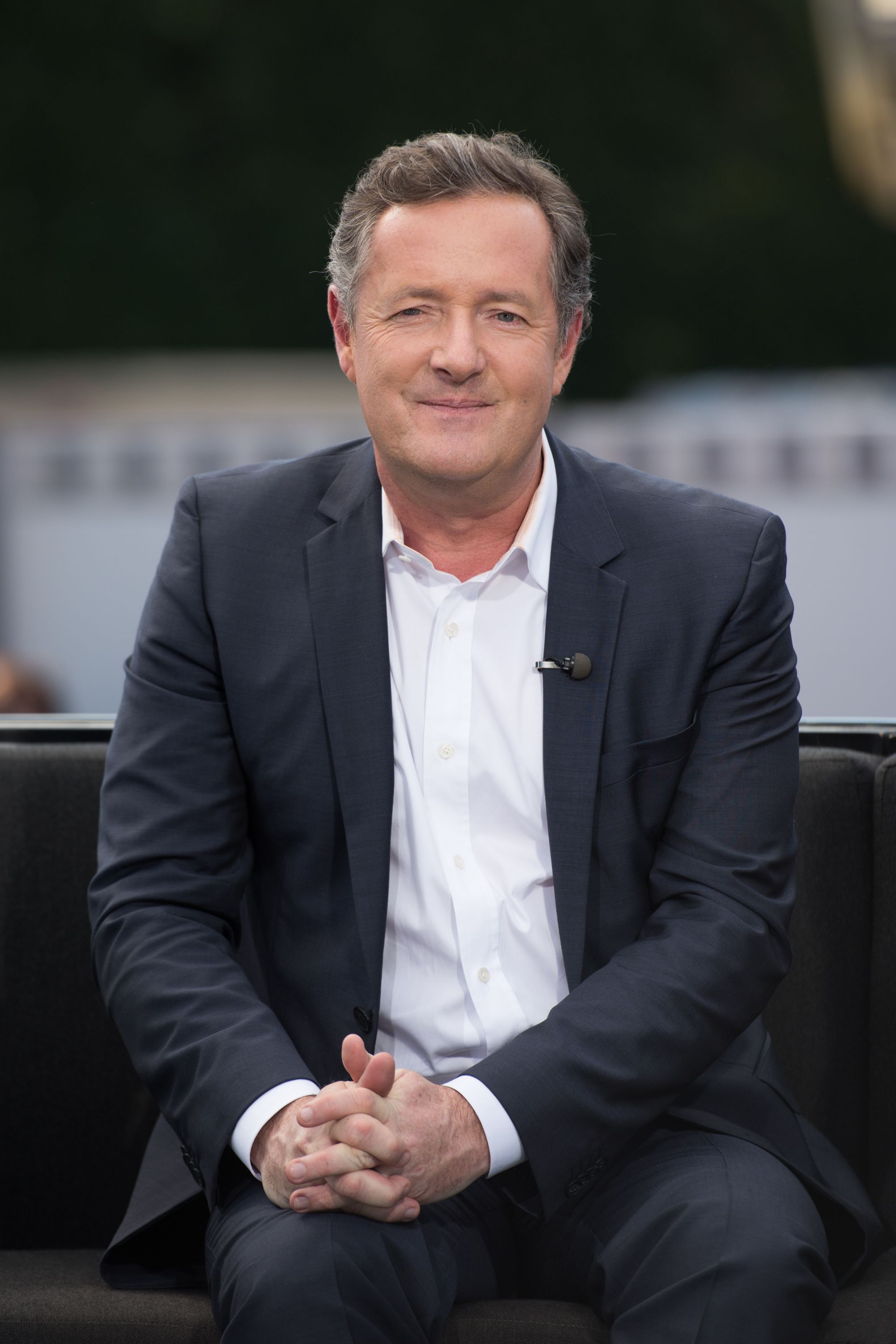 Piers Morgan visits "Extra" at Universal Studios Hollywood on February 11, 2016, in Universal City, California | Photo: Noel Vasquez/Getty Images