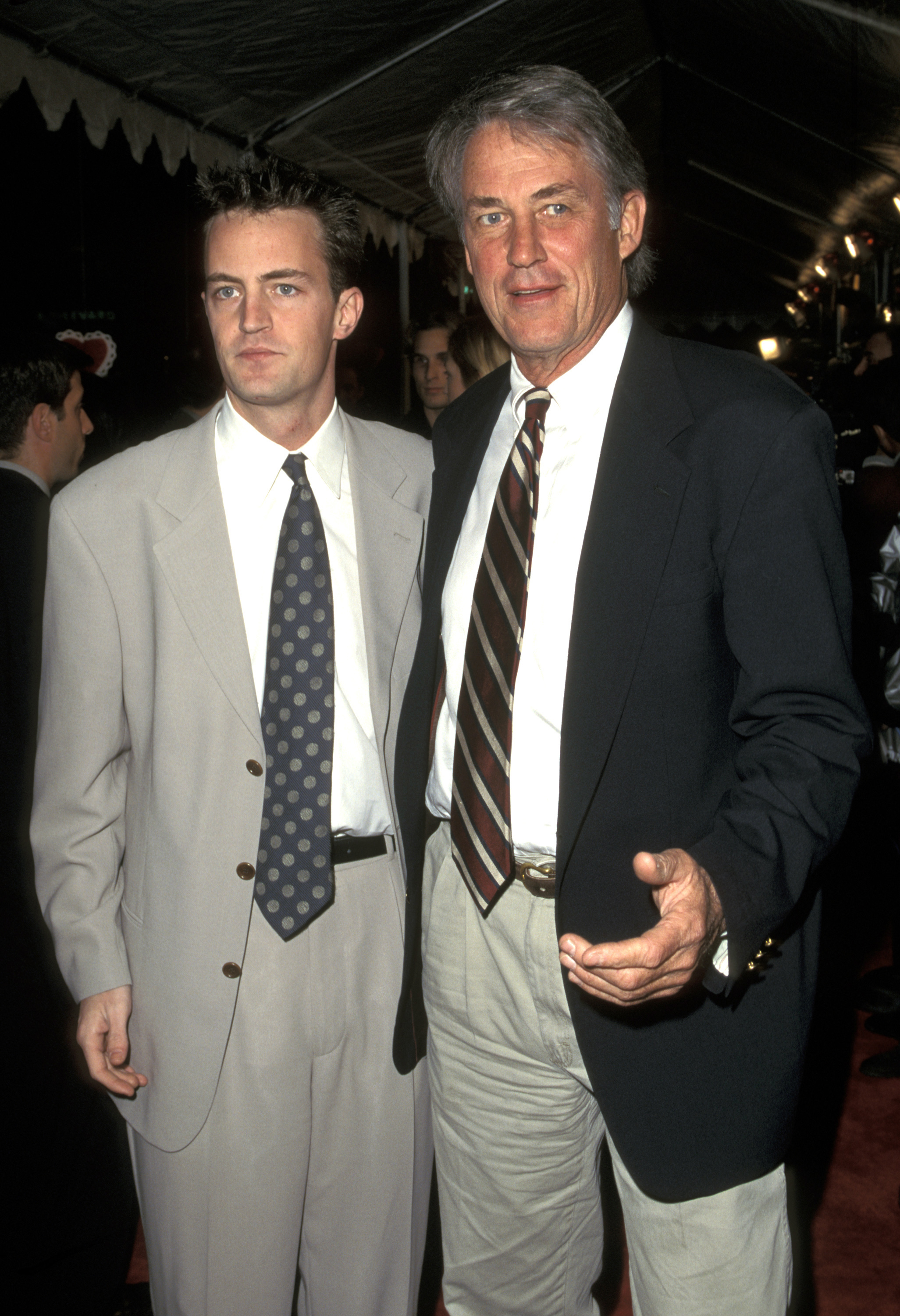Matthew Perry and his father John Bennett Perry in California in 1997 | Source: Getty Images