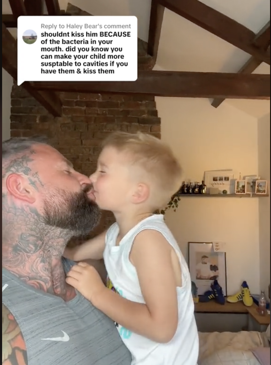 Tom kisses his son Roman on the lips | Source: tiktok.com/@tom_leeds