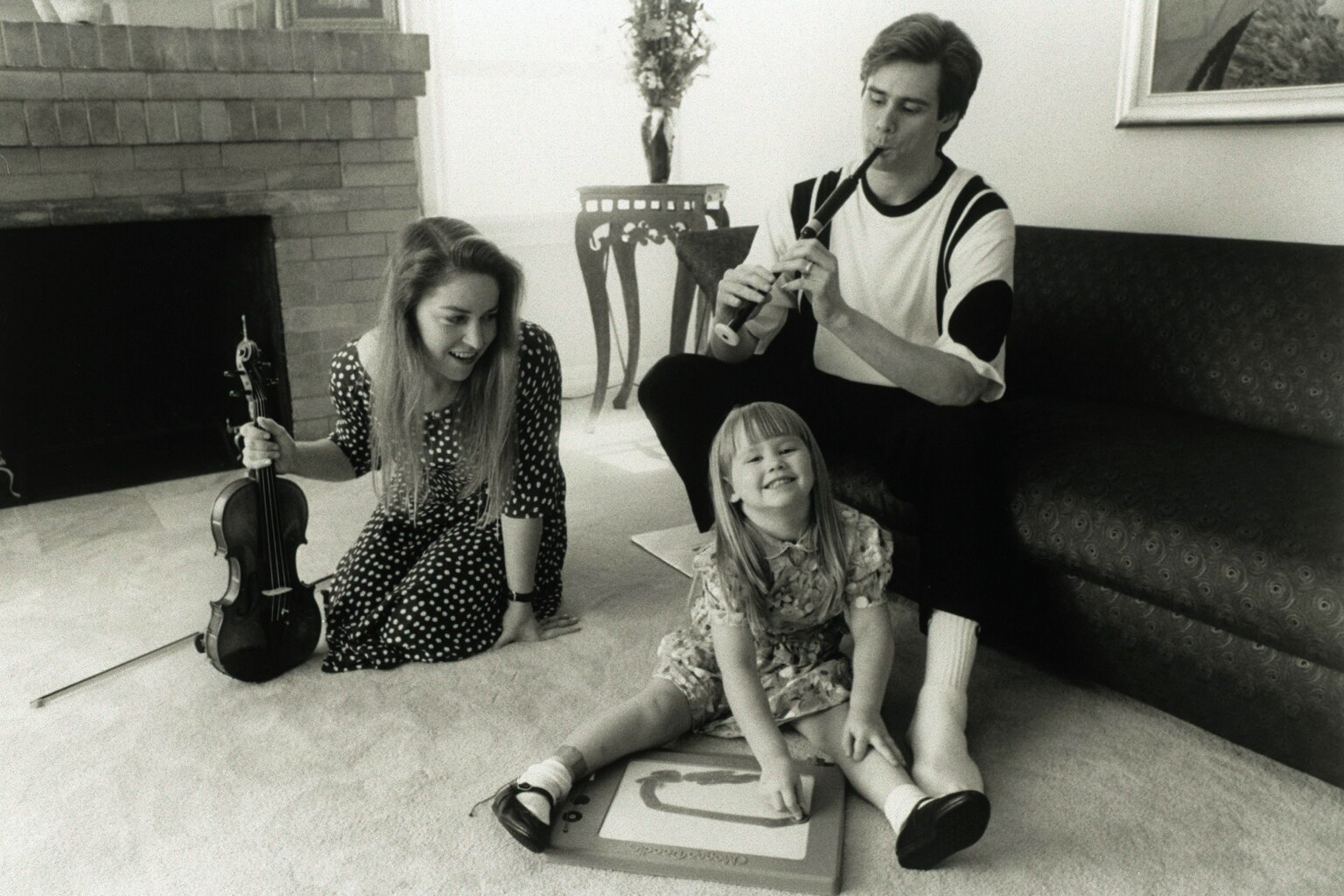 Jim Carrey having a great time with Melissa Womer and their daughter, Jane Carrey, in 1991. | Source: Getty Images